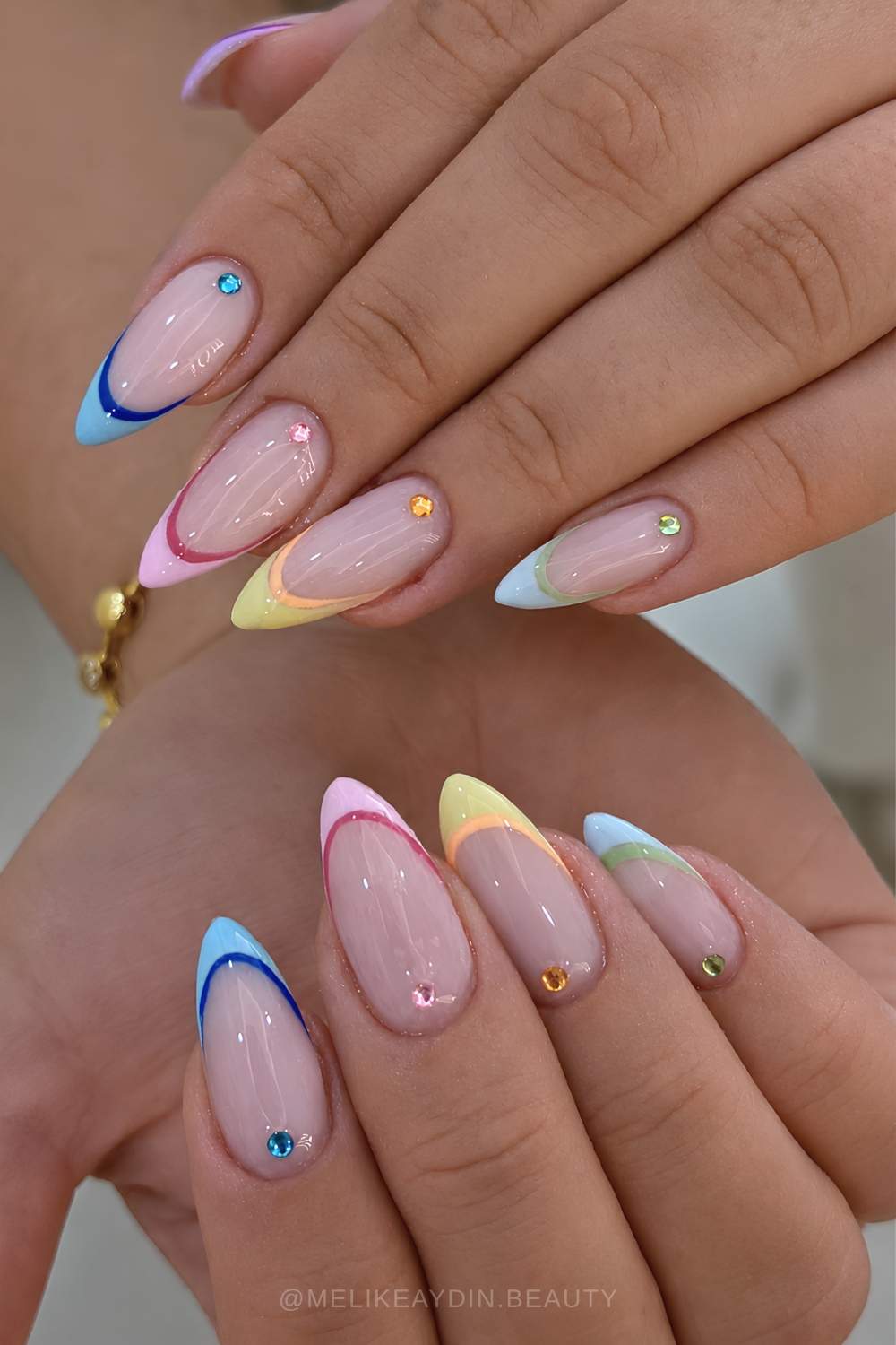 Bunte umrandete French Spitzen mit Nagelhaut Steinchen