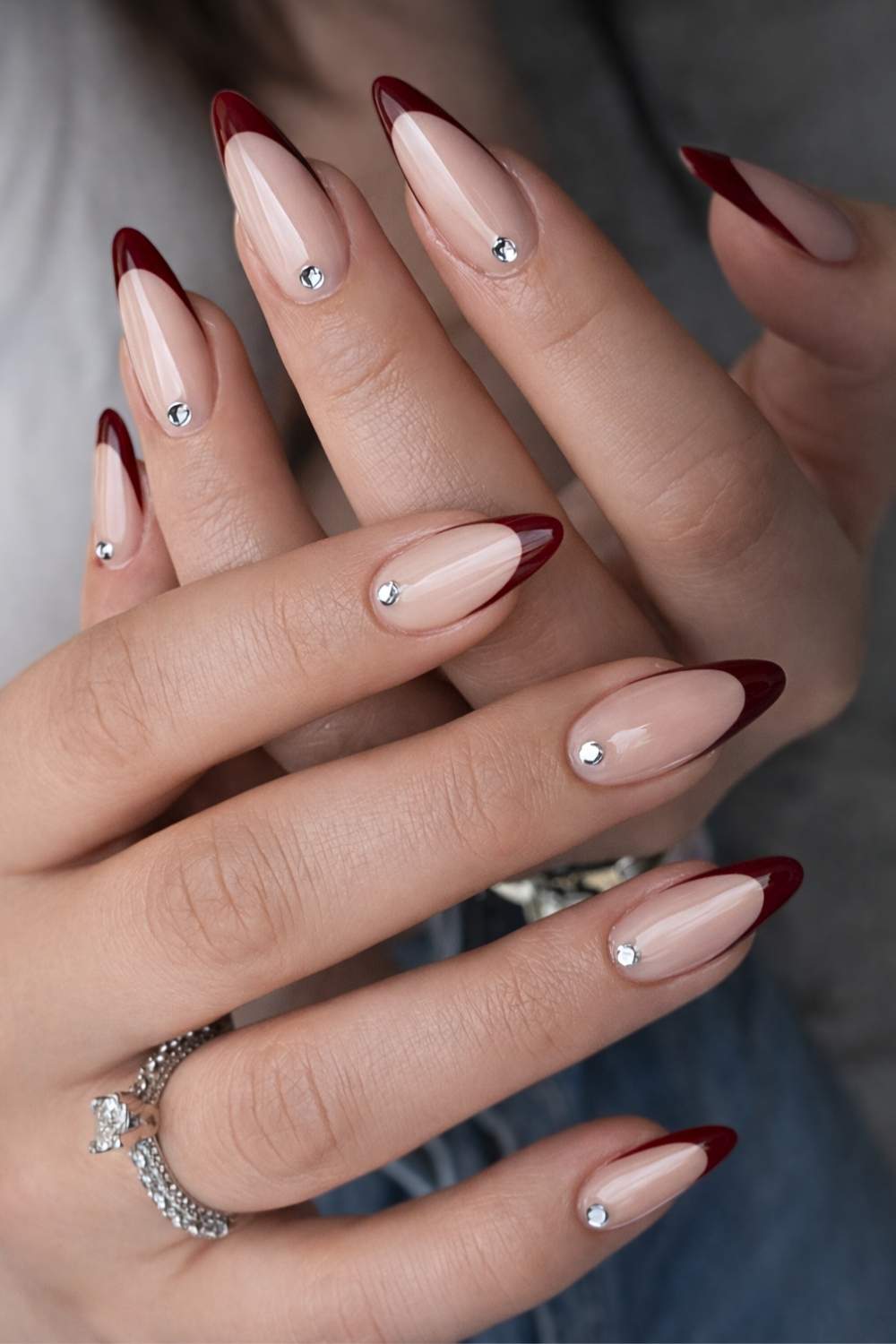 Burgunderrote French Manikuere mit Cuticle Strass
