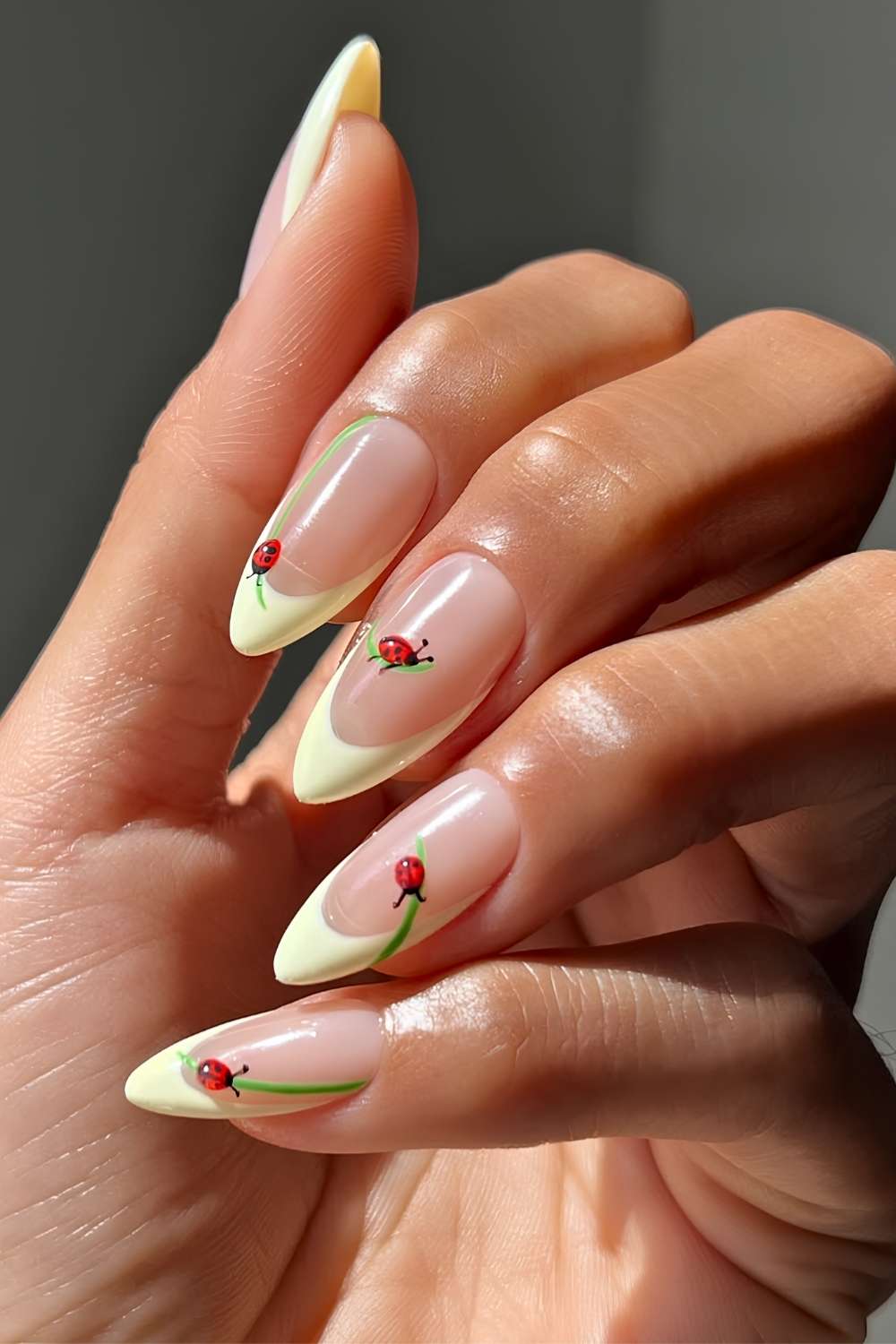 Buttergelbe French Mani mit Marienkaefern