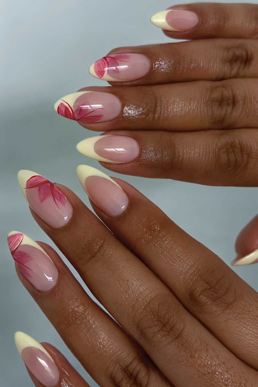 Buttergelbe French Naegel mit roten Blumen