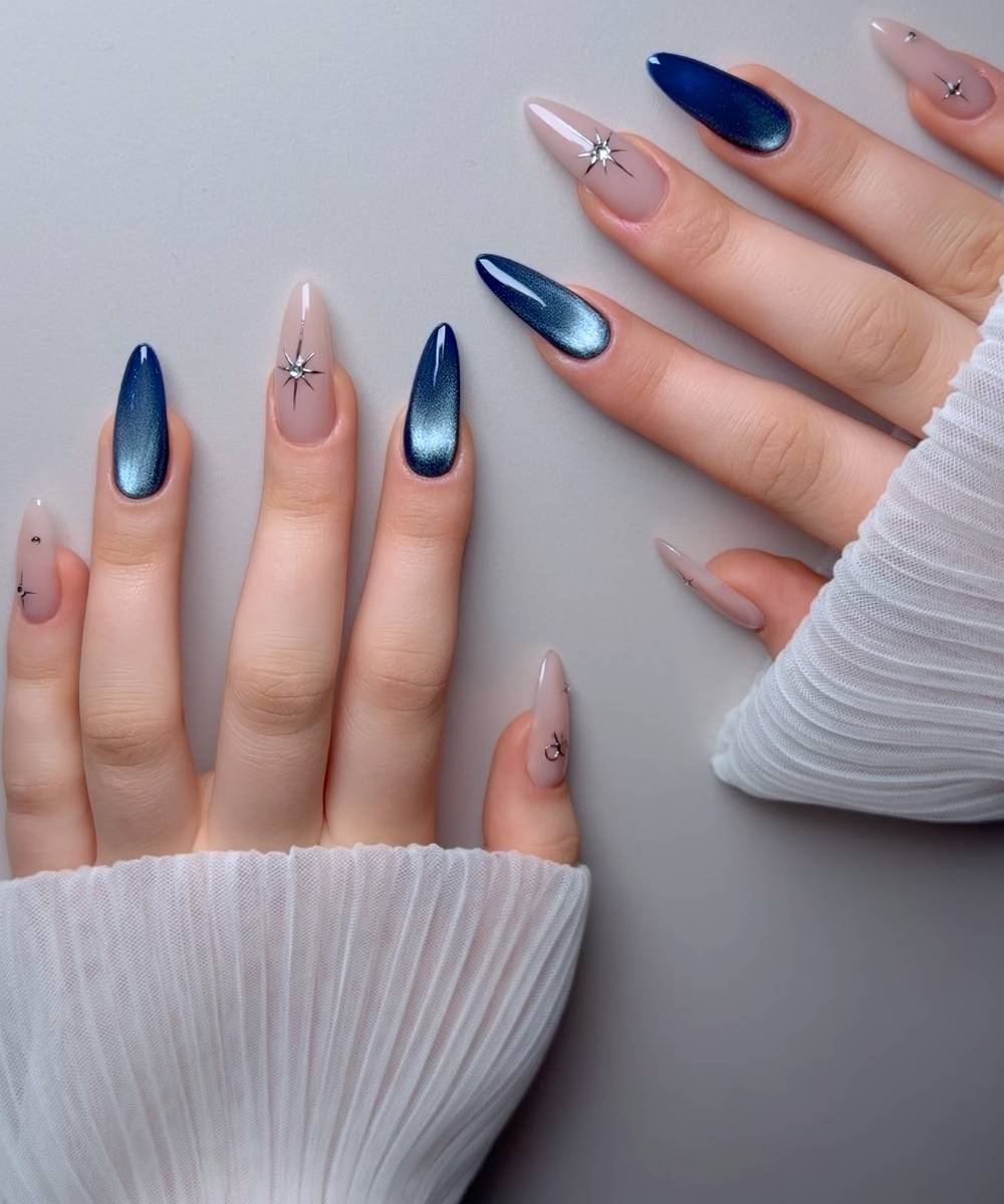 Dunkelblaue Cat Eye Naegel mit Himmelsmotiven