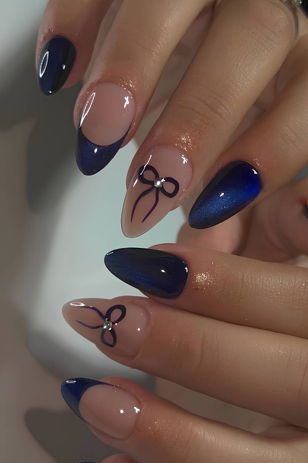 Dunkelblaue Naegel mit Cat Eye Effekt