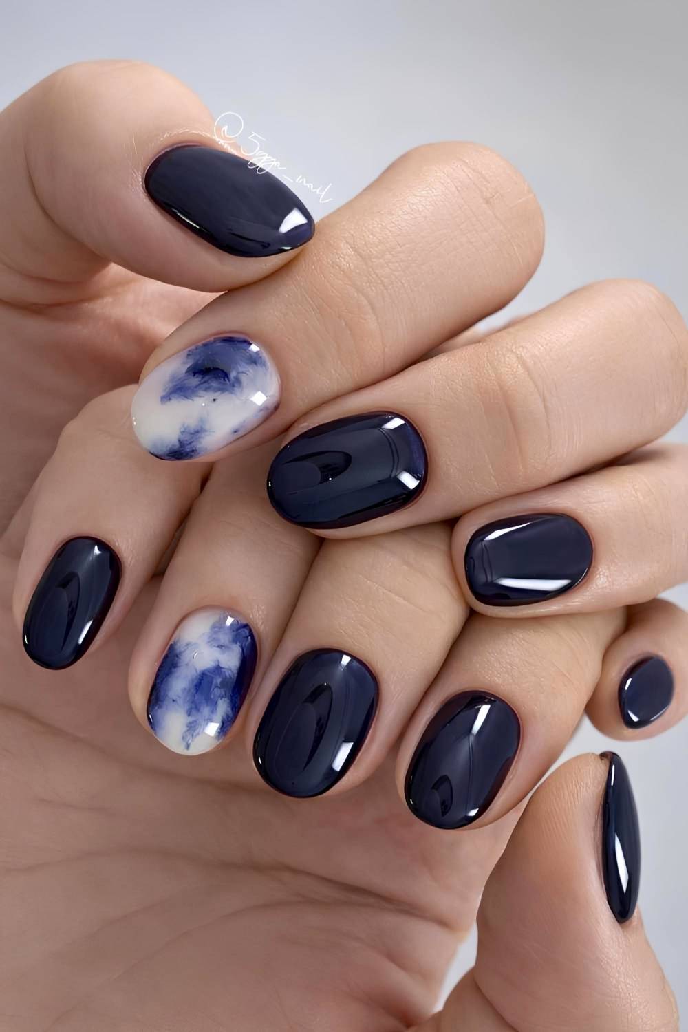 Dunkelblaue Naegel mit Marmor Akzenten