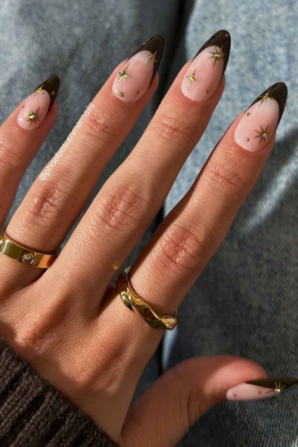 Dunkelbraune French Manikuere mit goldener Himmelskunst