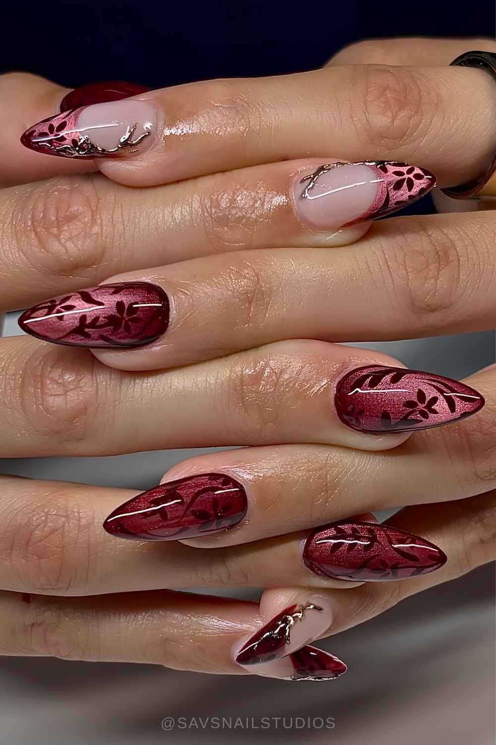 Dunkelrote Cat Eye Naegel mit Blumenmuster