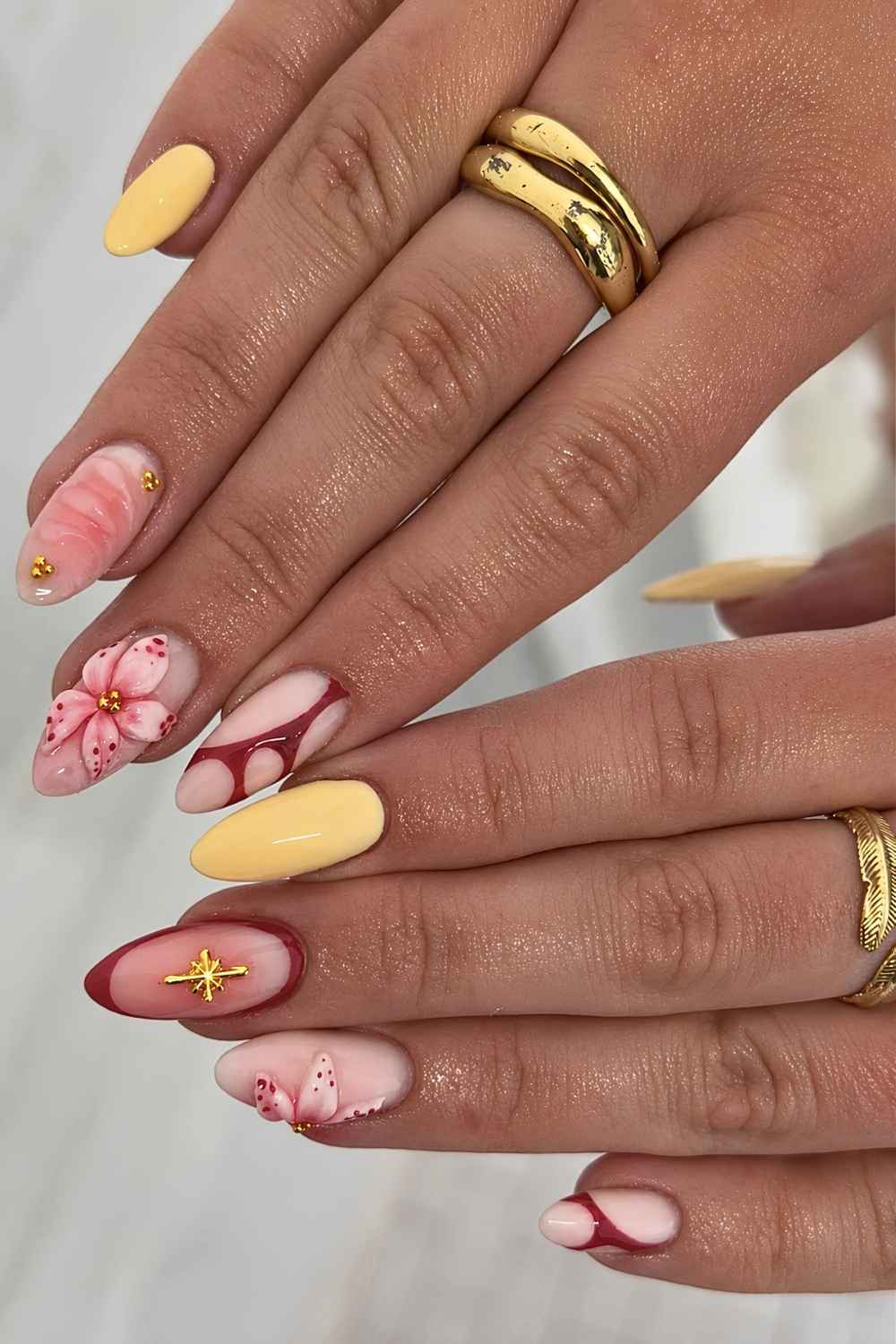 Dunkelrote und gelbe Mix and Match Naegel