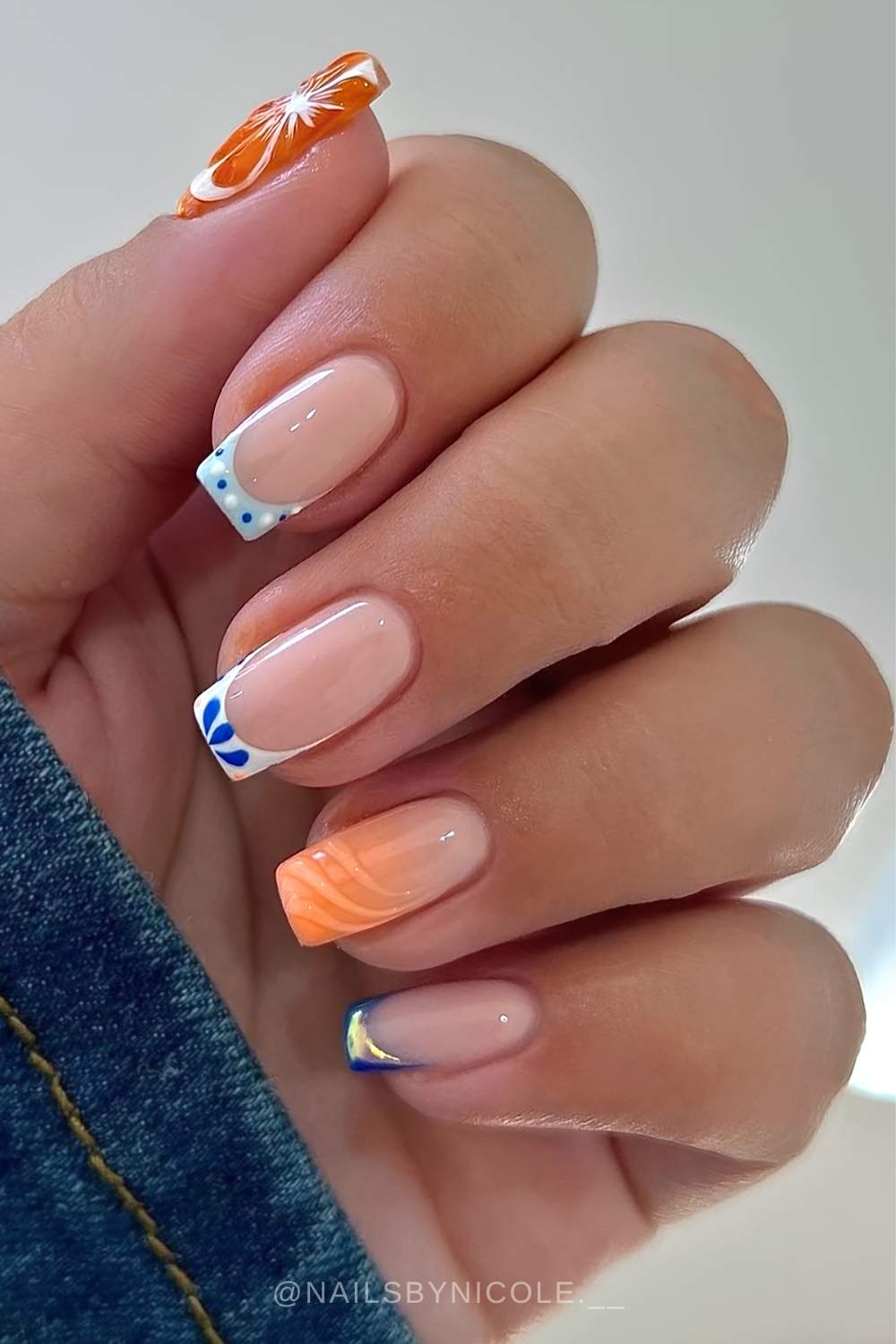 Eckige orange blaue naegel mit zitrus und fliesenmustern