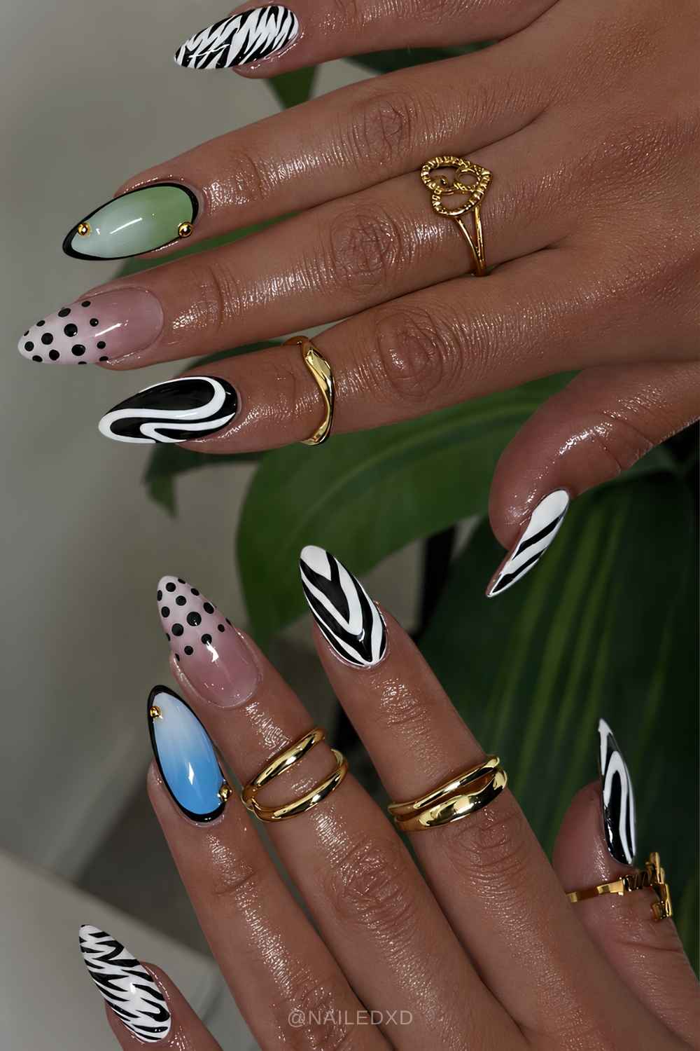 Funky Sommermanikuere mit Zebramuster und Aura
