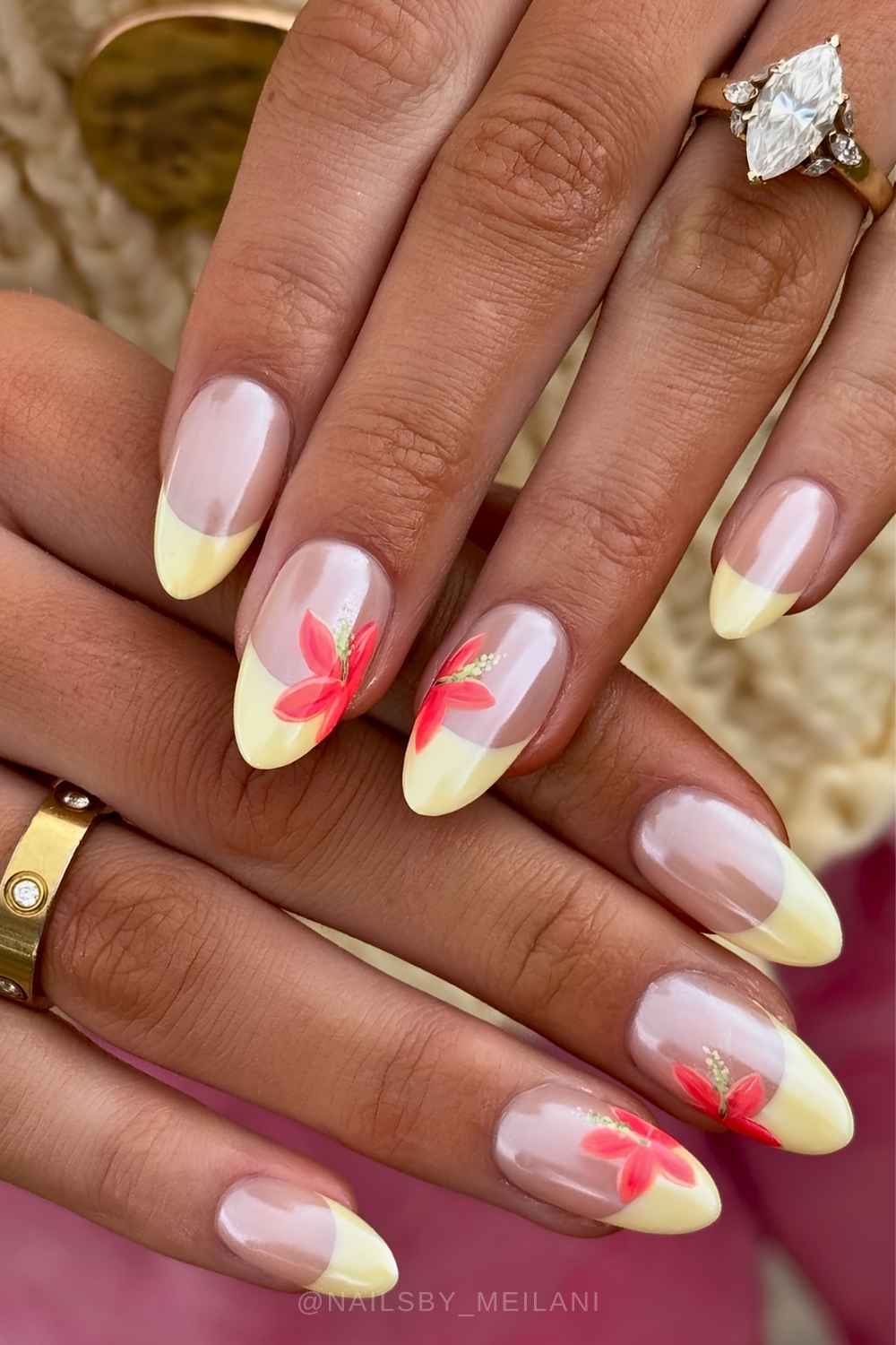 Gelbe Chrome French Naegel mit roten Blumen