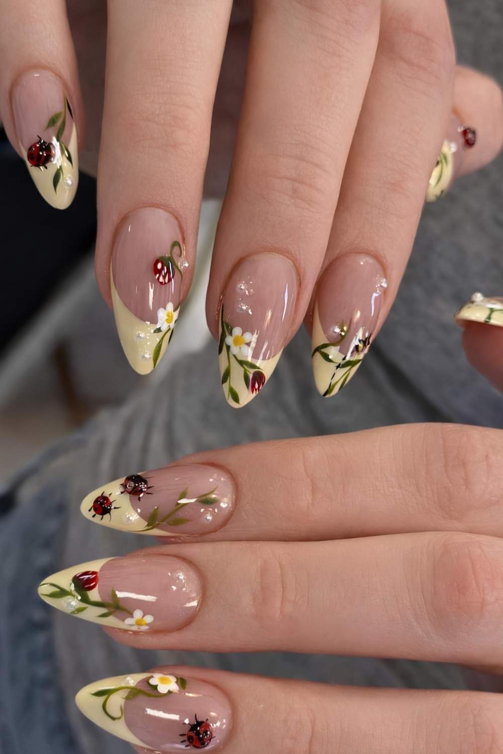 Gelbe French Mani mit Fruehlingsgarten Motiven