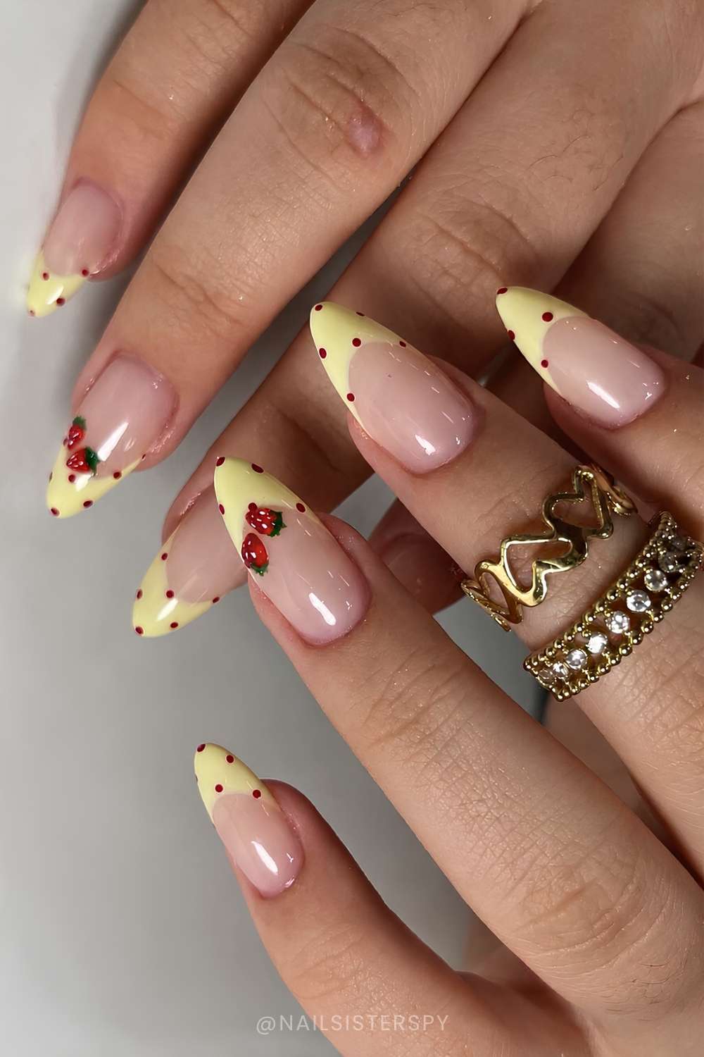Gelbe French Manikuere mit Punkten und Erdbeeren