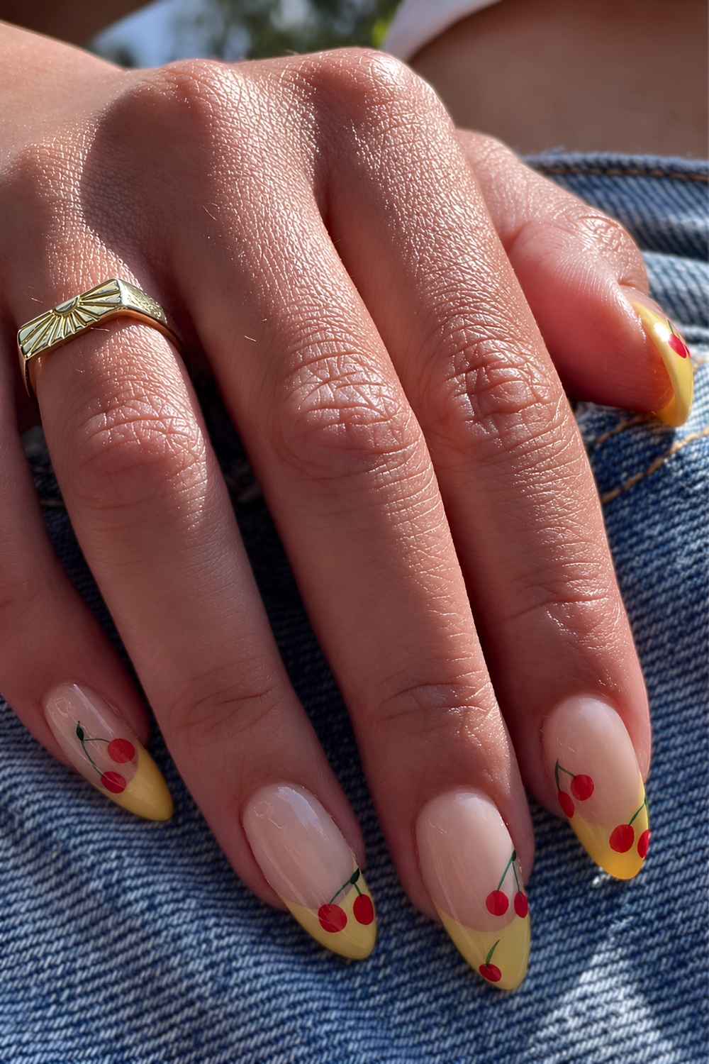 Gelbe French Naegel mit roter Kirsch Nail Art