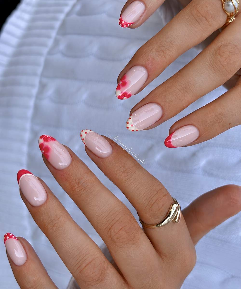 Gelbe und rote French Naegel mit Punkten und Blumen