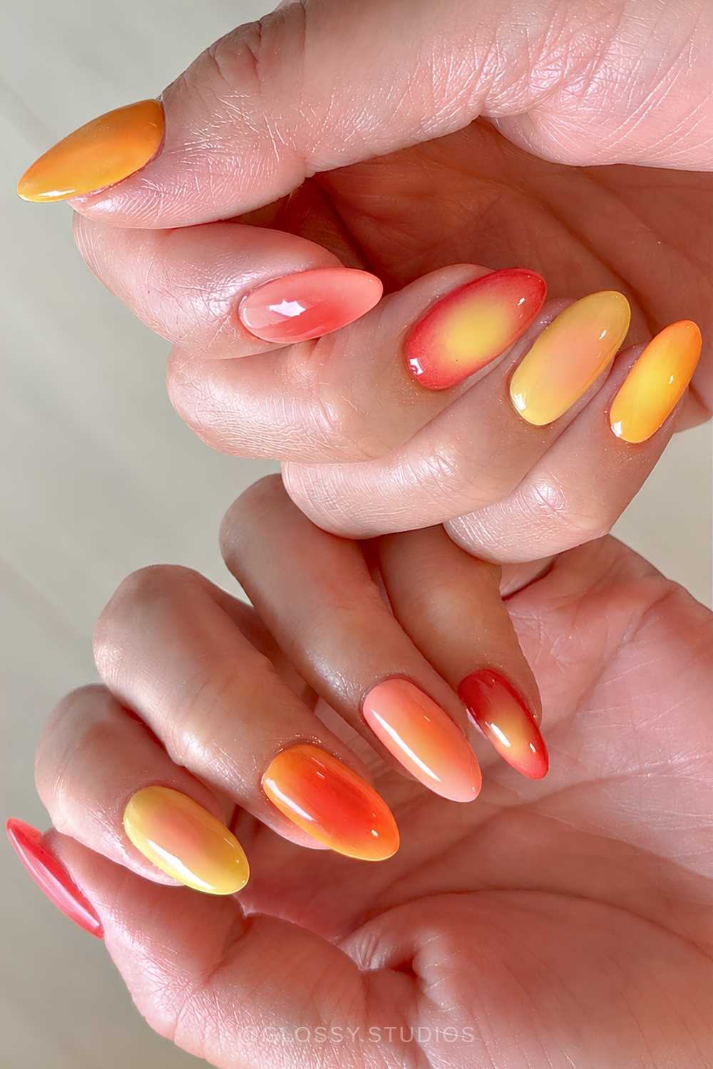 Gelbe und rote Sunset Aura Naegel