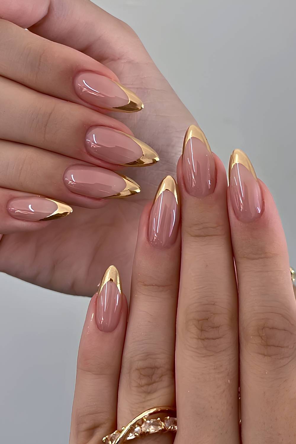 Glaenzende goldene French Naegel