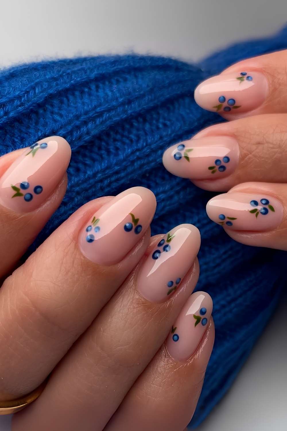 Glaenzende klare Naegel mit Blaubeeren