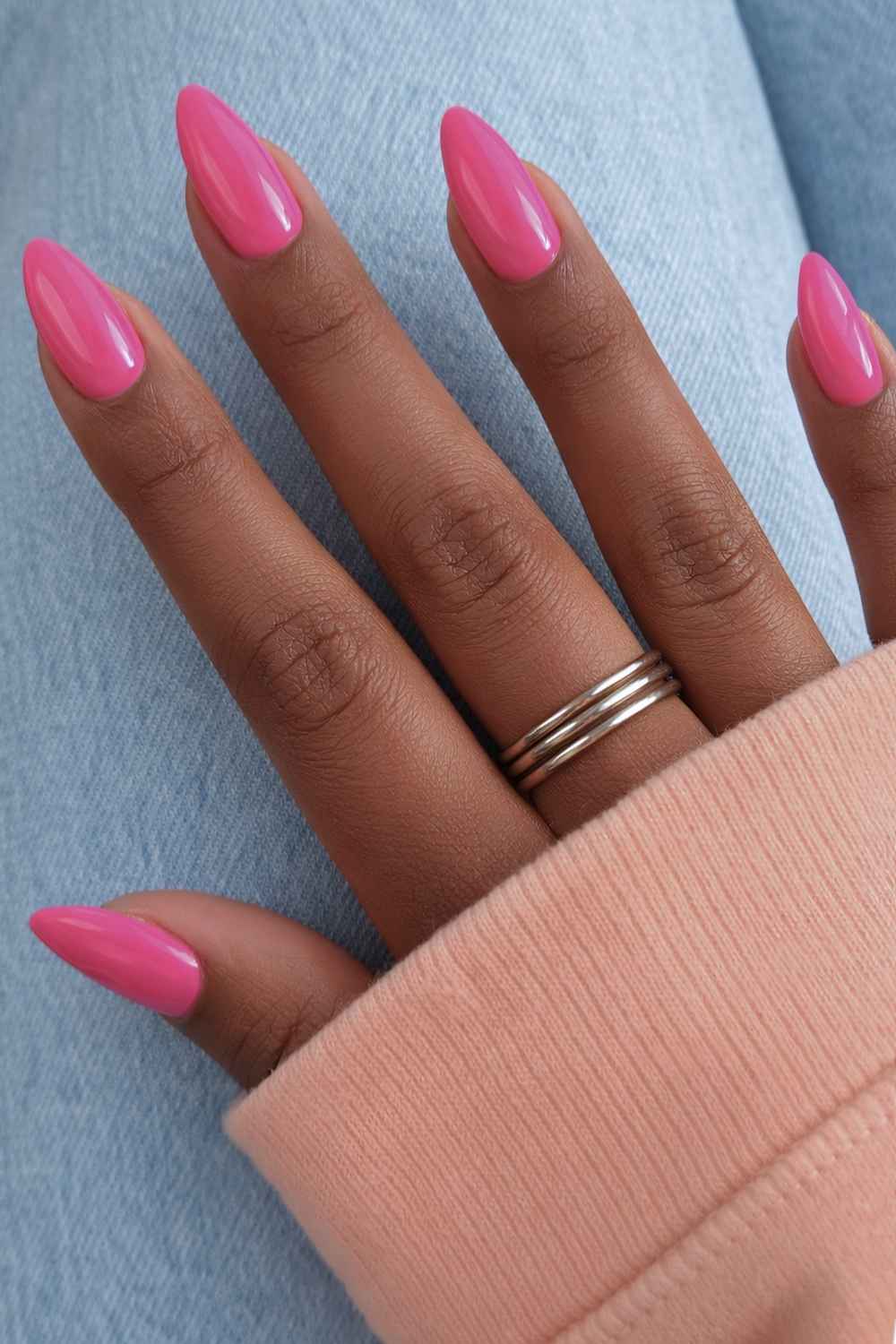 Glaenzende knallpinke Manikuere