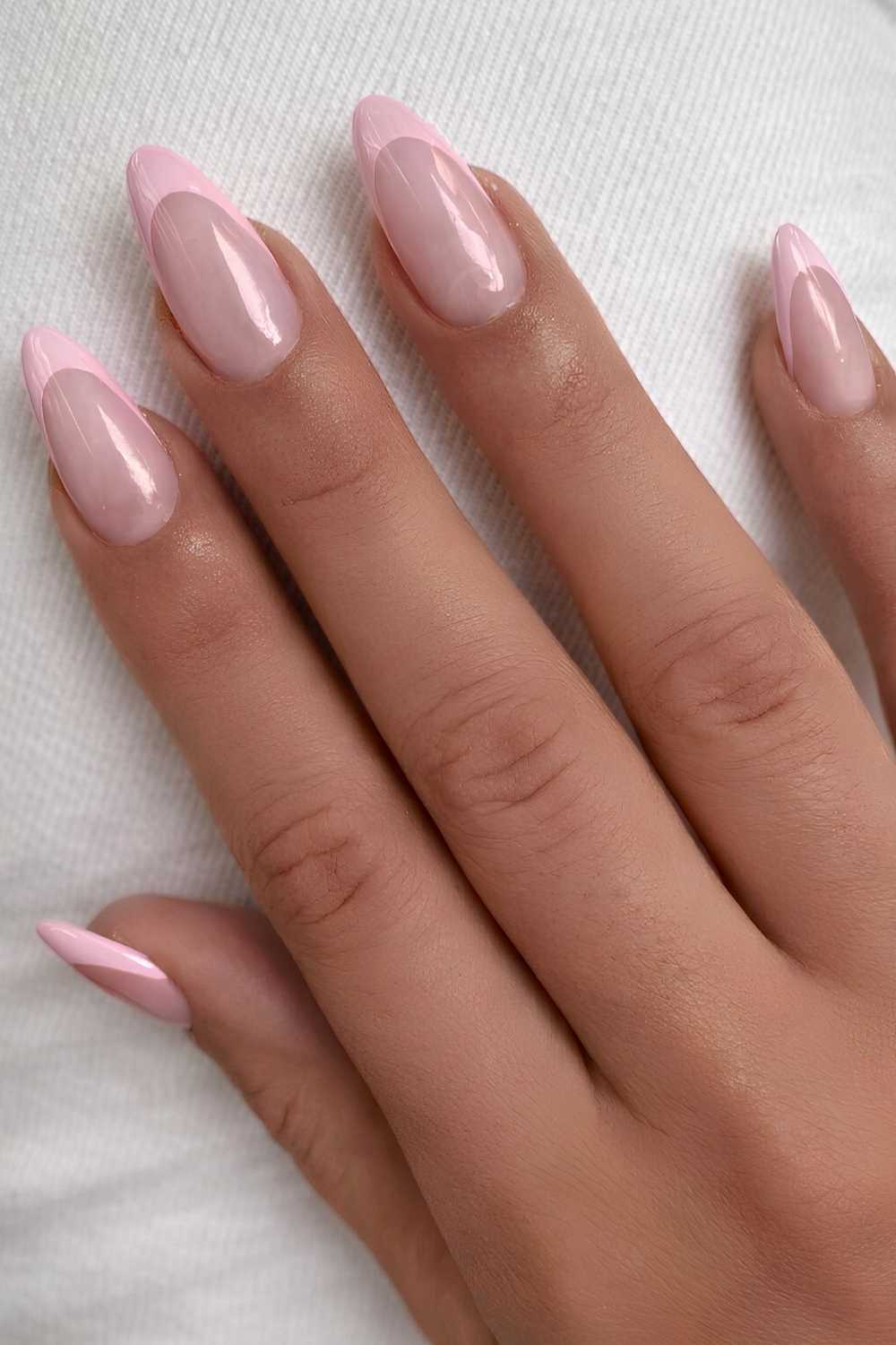 Glaenzende rosa French Manikuere