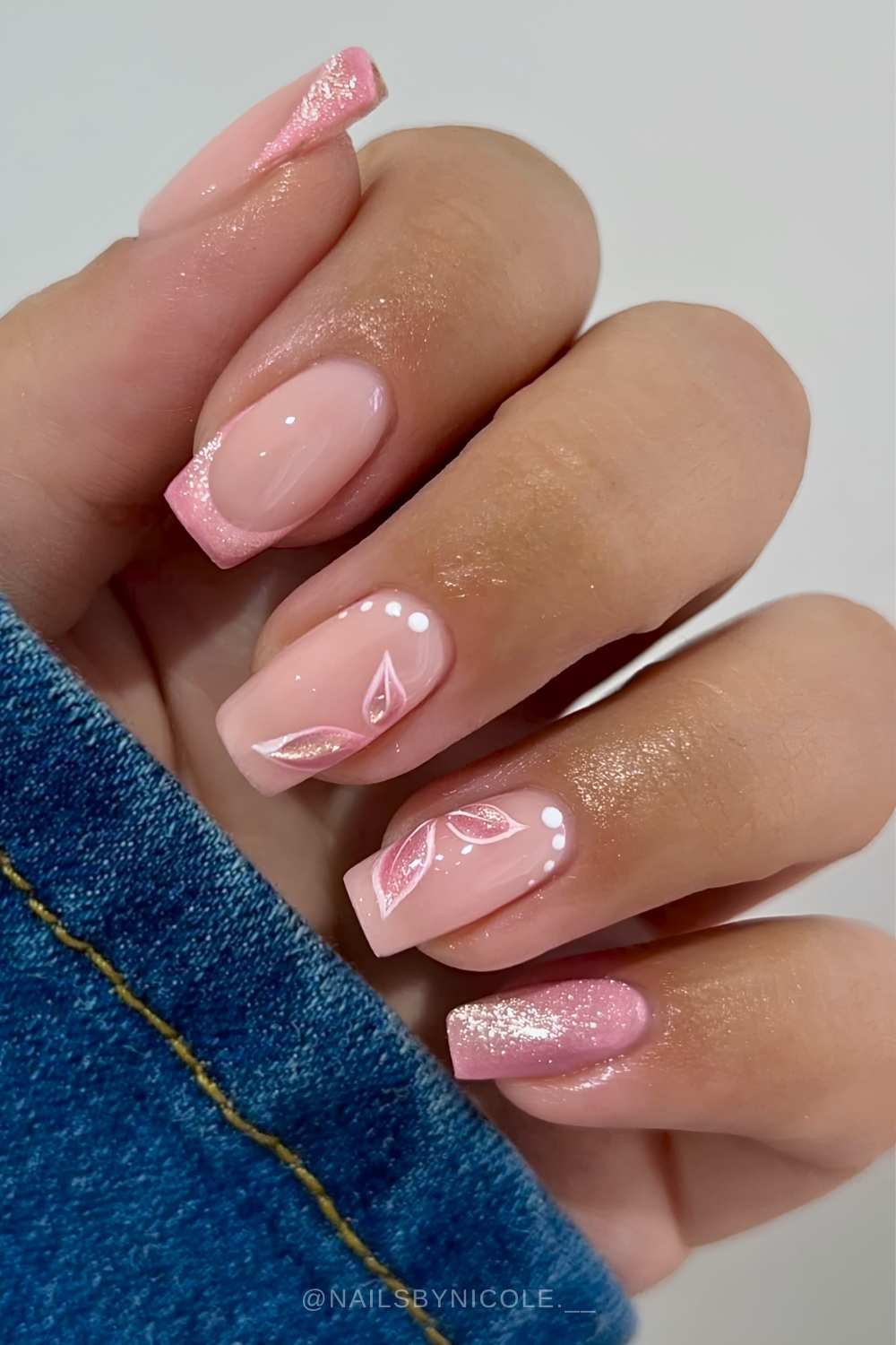 Glitzernde rosa naegel mit schmetterlingsfluegeln
