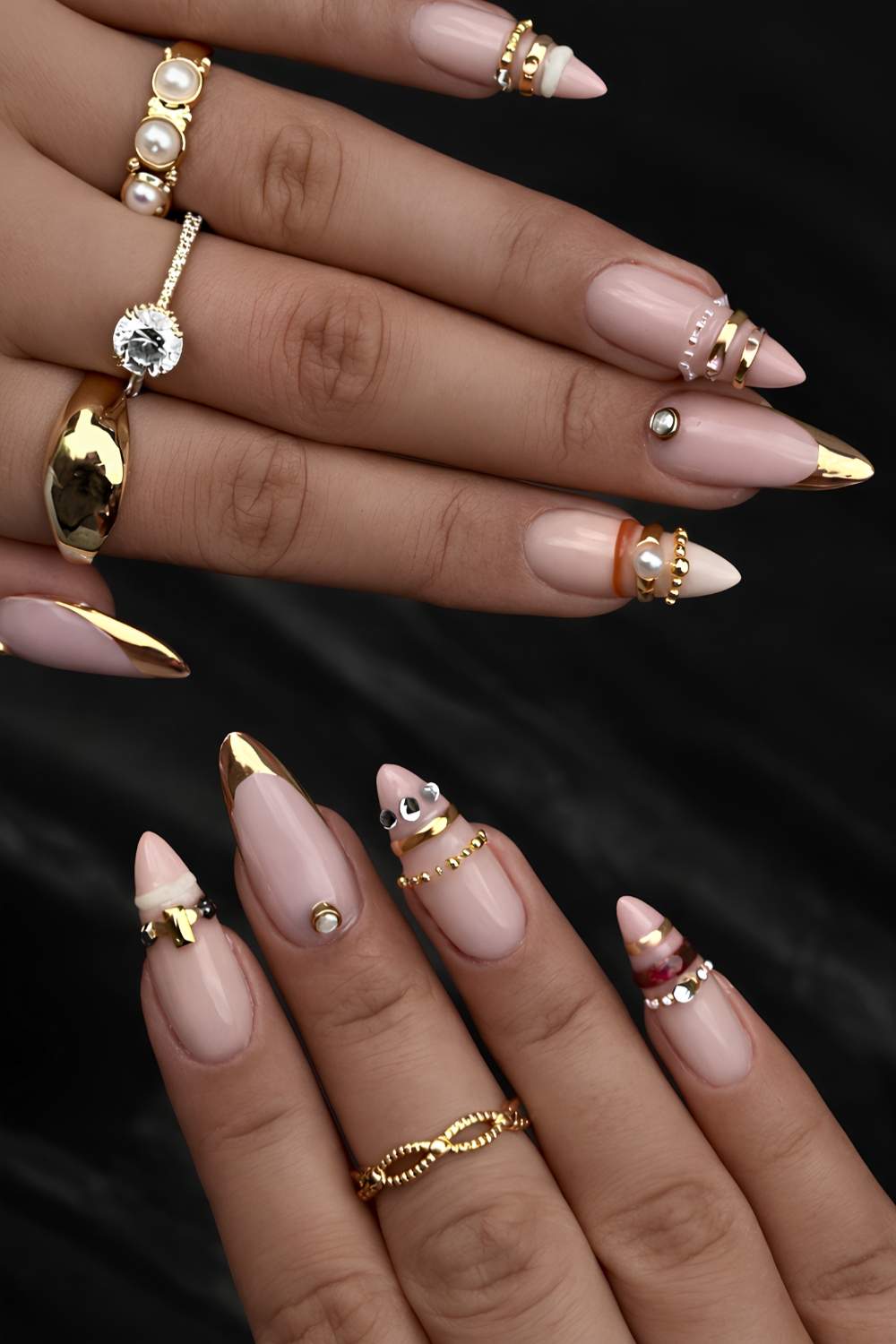 Goldene French Manikuere mit Armreif Design und Steinen