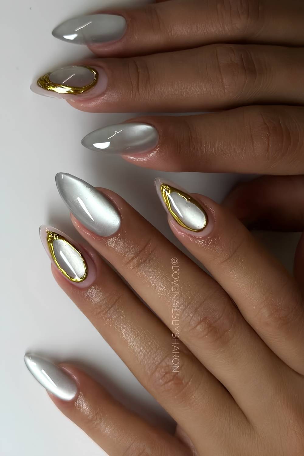 Graue Cat Eye Manikuere mit Goldakzenten