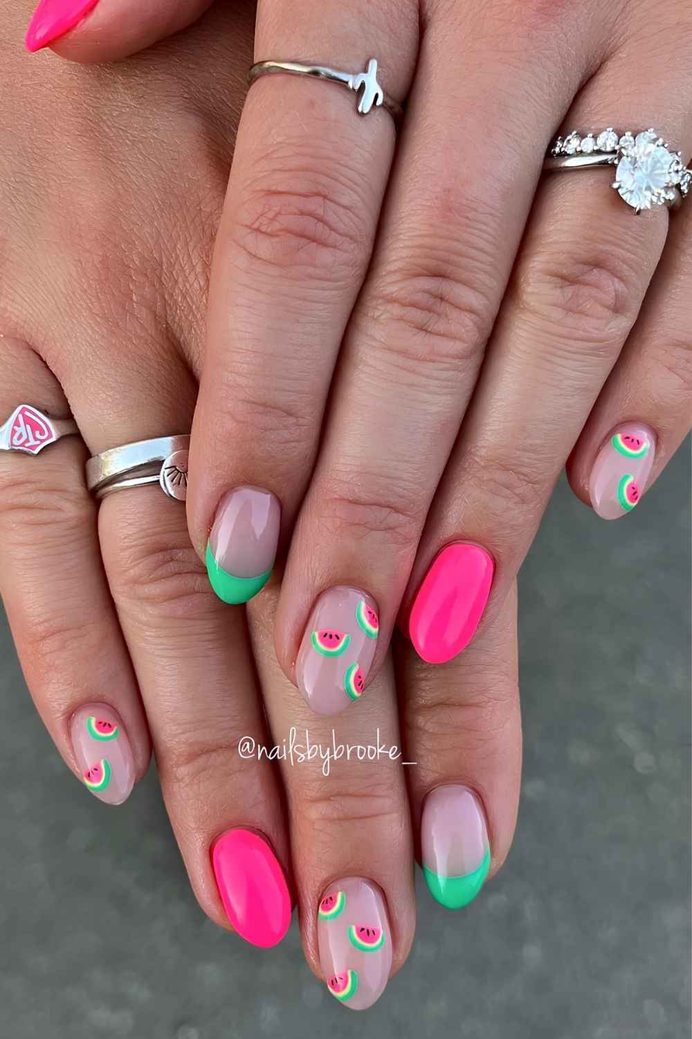 Gruen rosa Naegel mit Mini Wassermelonen
