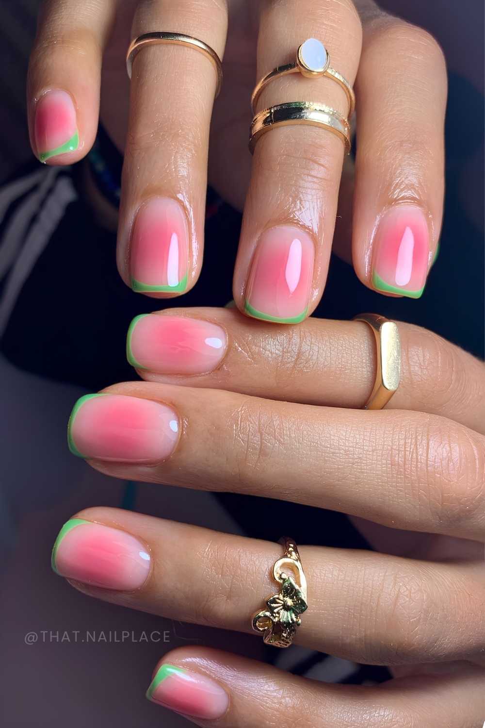 Gruene Micro French Manikuere auf rosa Aura Base