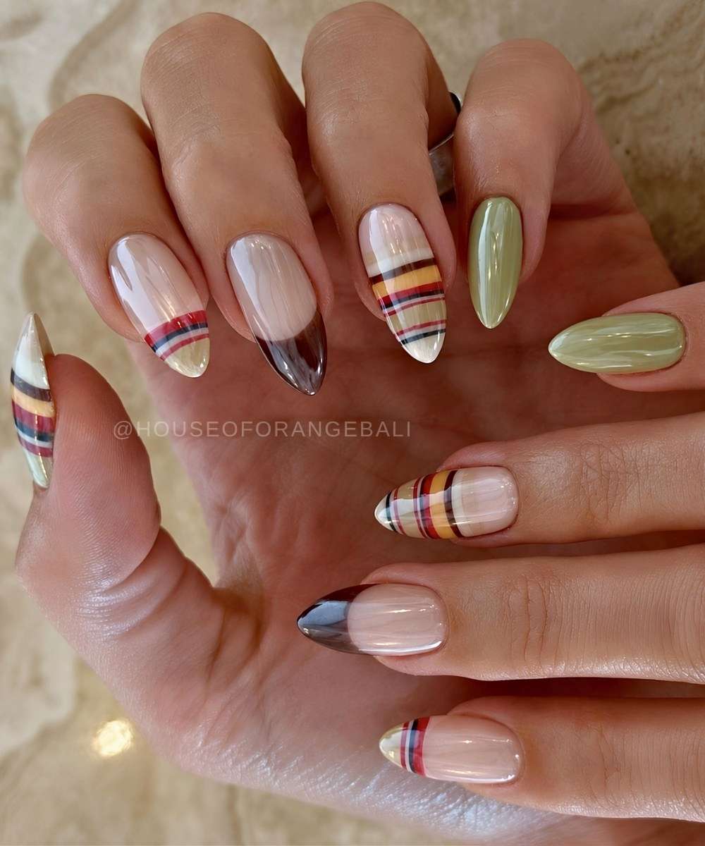 Gruene und braune Chrome Naegel mit Streifen