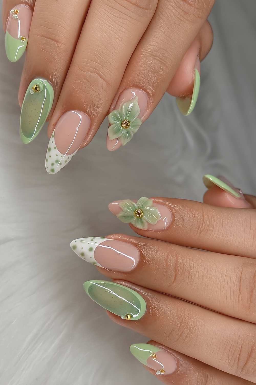 Gruene und weisse Manikuere mit Blumen und Aura