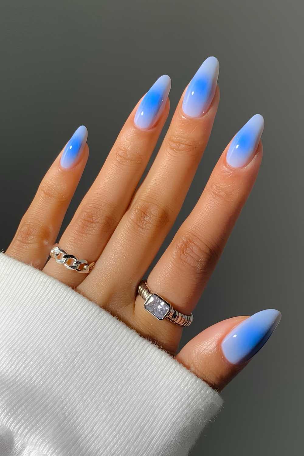 Hellblaue Aura Naegel