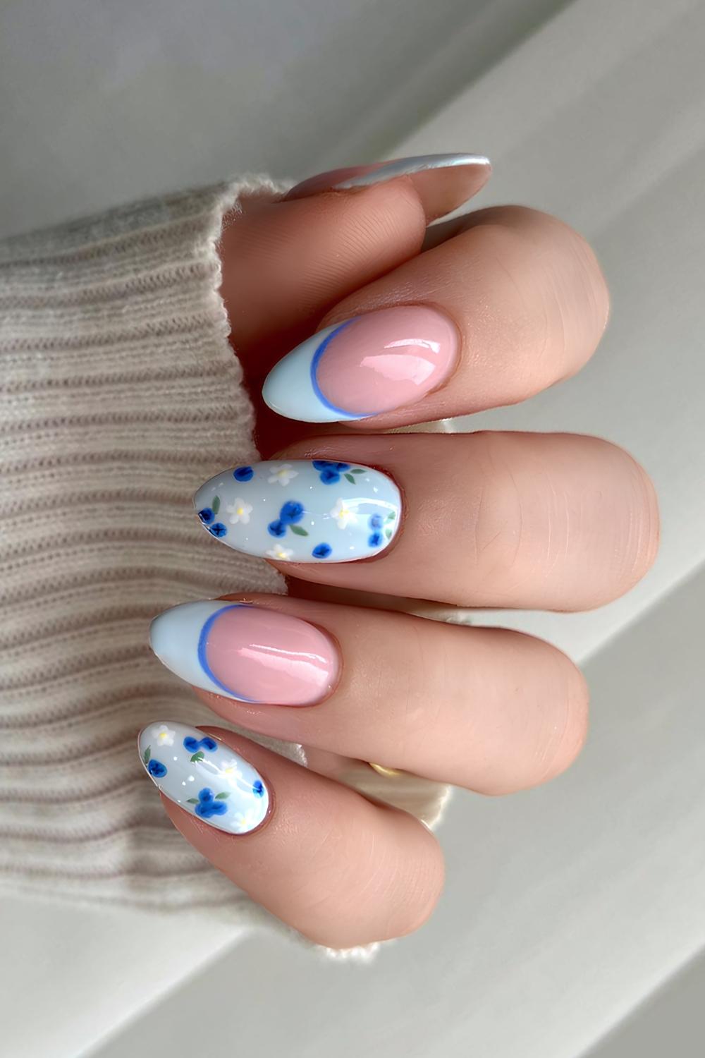Hellblaue Naegel mit Blaubeeren und Blumen