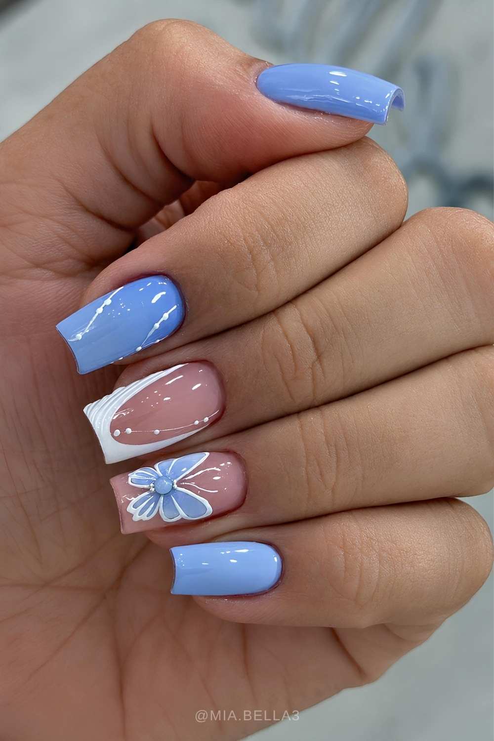 Himmelblaue weisse naegel mit schmetterlingen