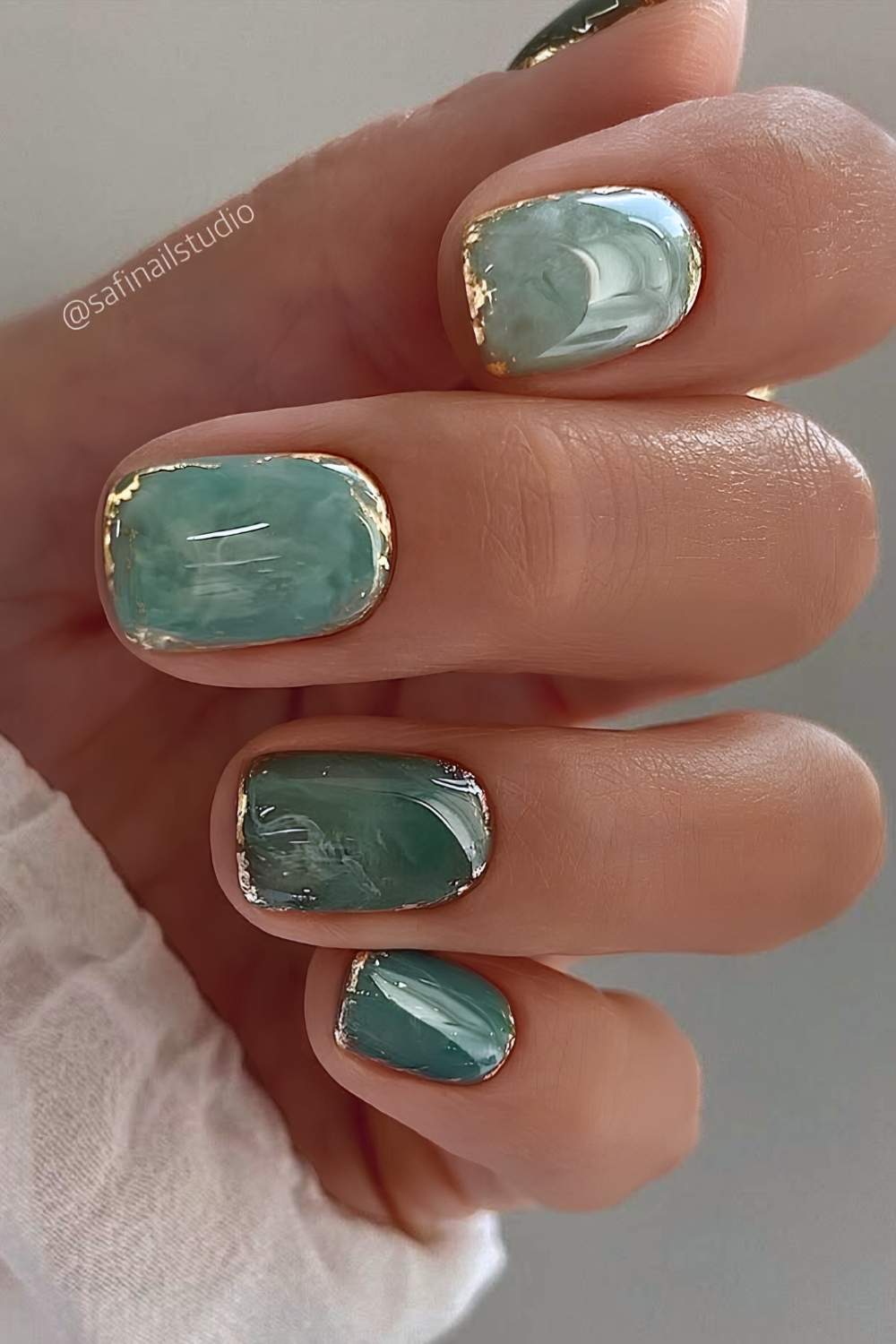 Jade Marmor Naegel mit Golddetails