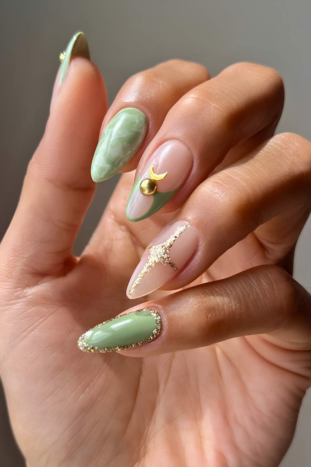 Jadegruene Naegel mit Marmor und Goldakzenten