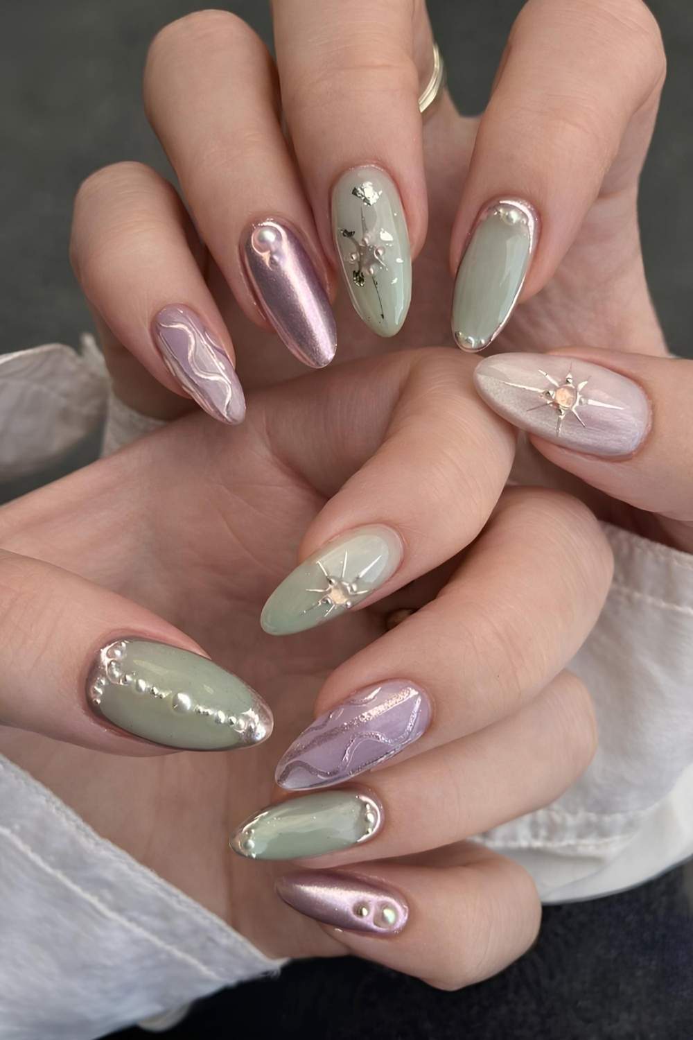 Jadegruene und Rosegold Manikuere