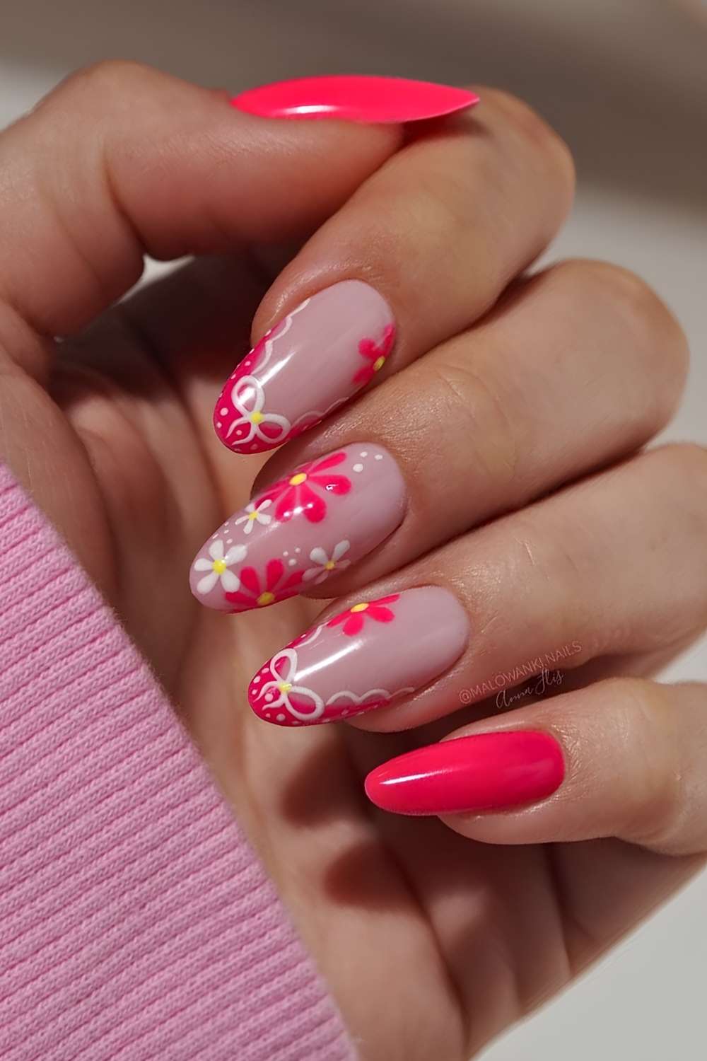 Knallig rosa naegel mit blumen und spitze