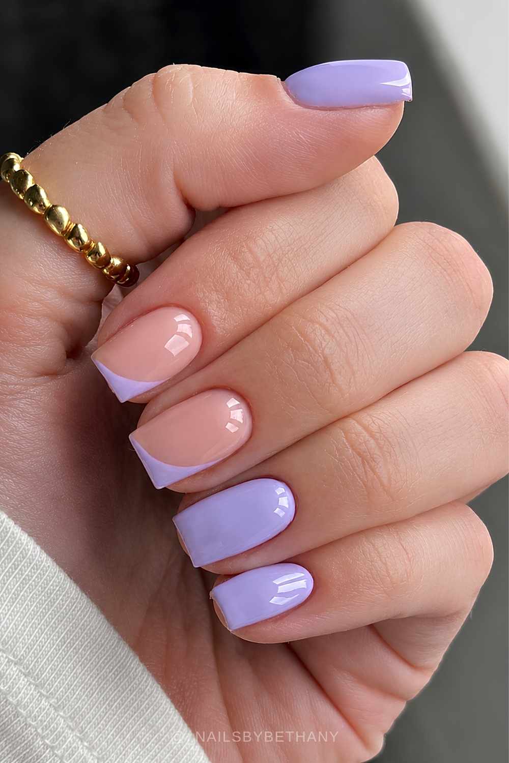 Kurze Lila Naegel mit seitlichen French Tips