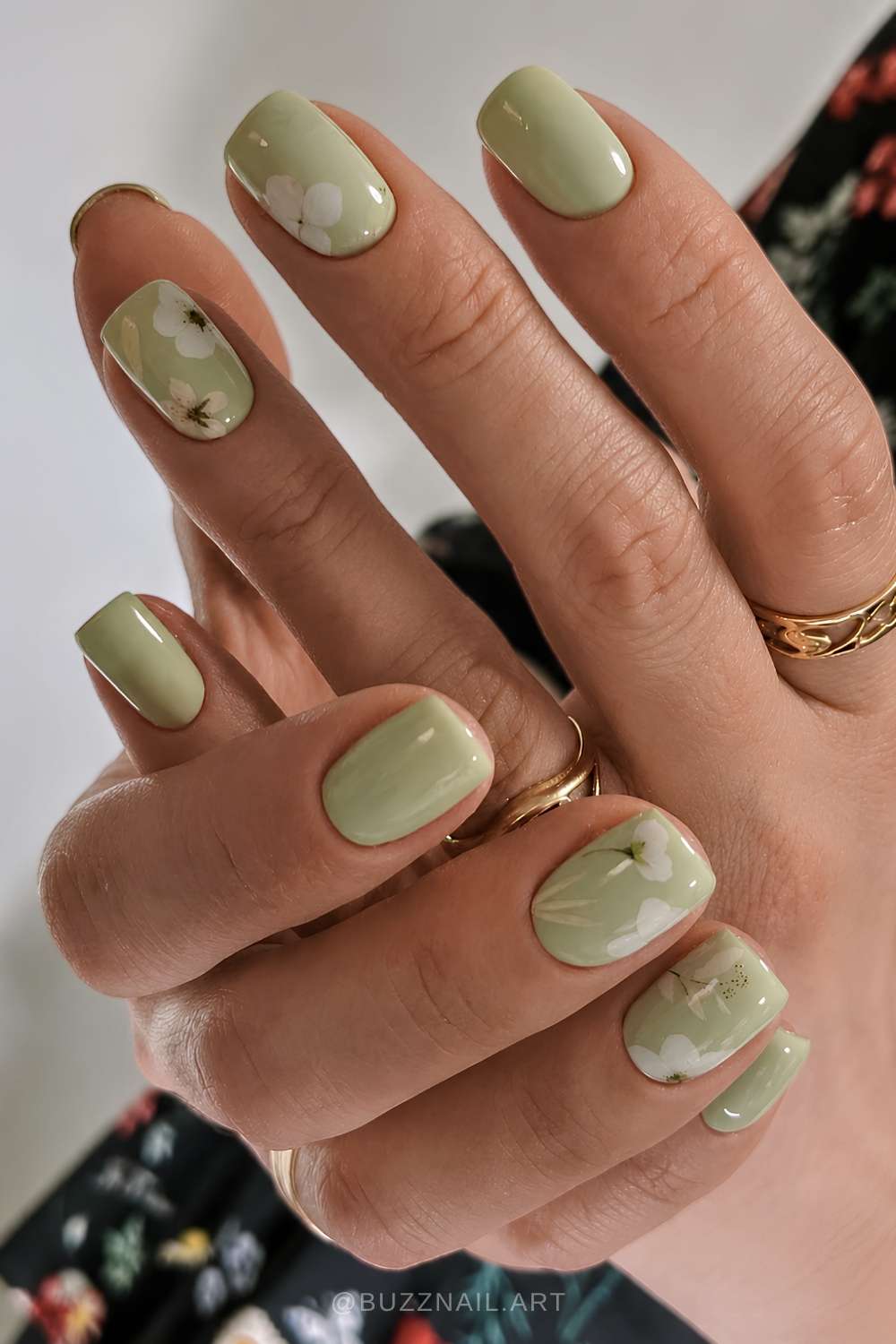 Kurze Pistazien Nagel mit Blumen