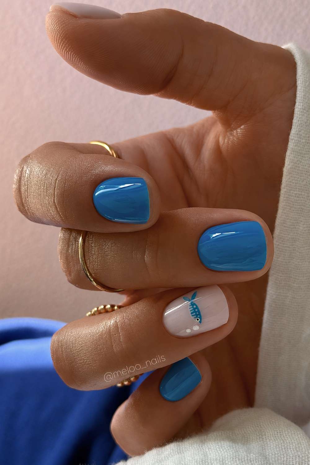 Kurze blaue Manikuere mit Fischmotiv