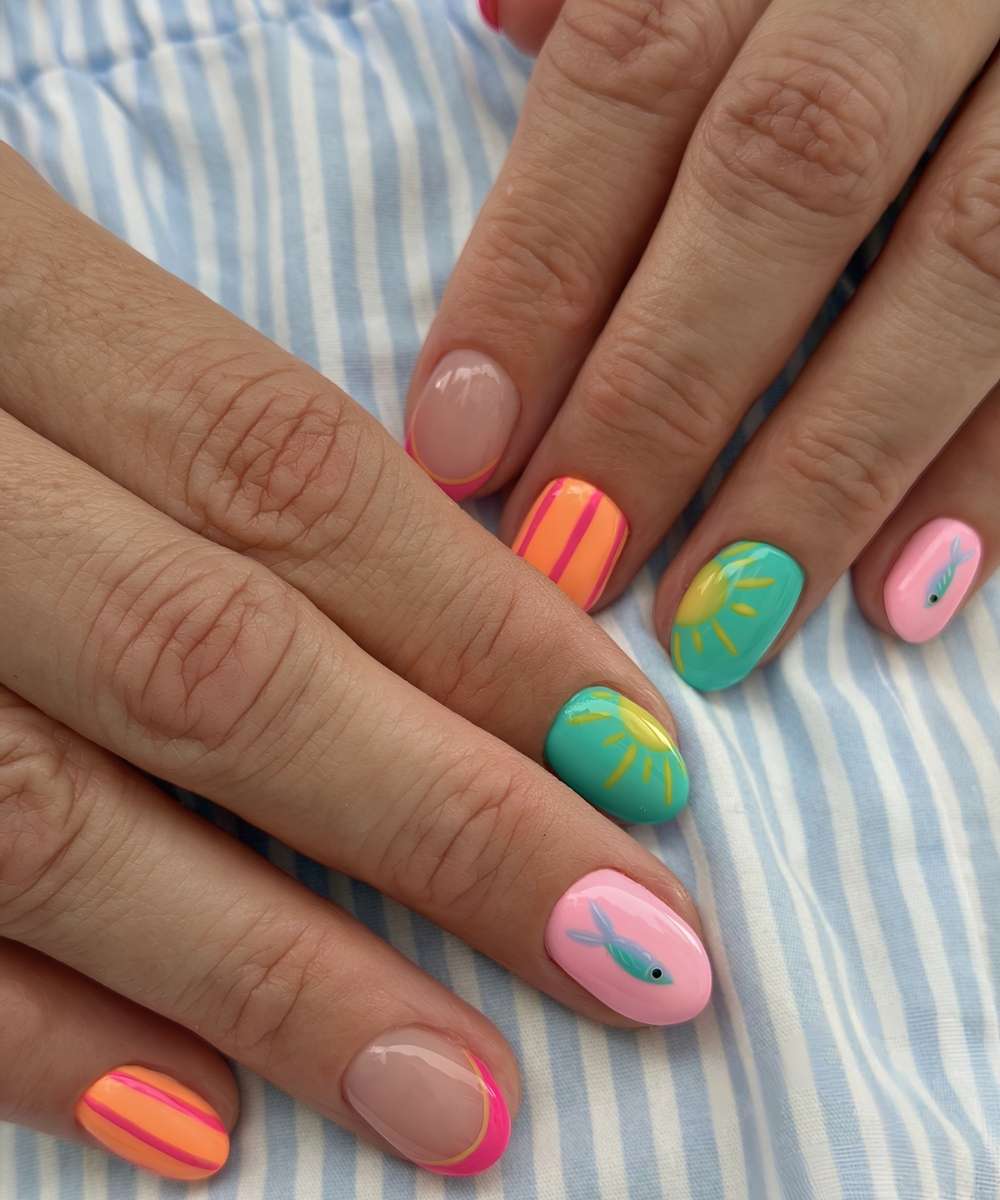 Kurze bunte Sommermanikuere mit Fischmotiven