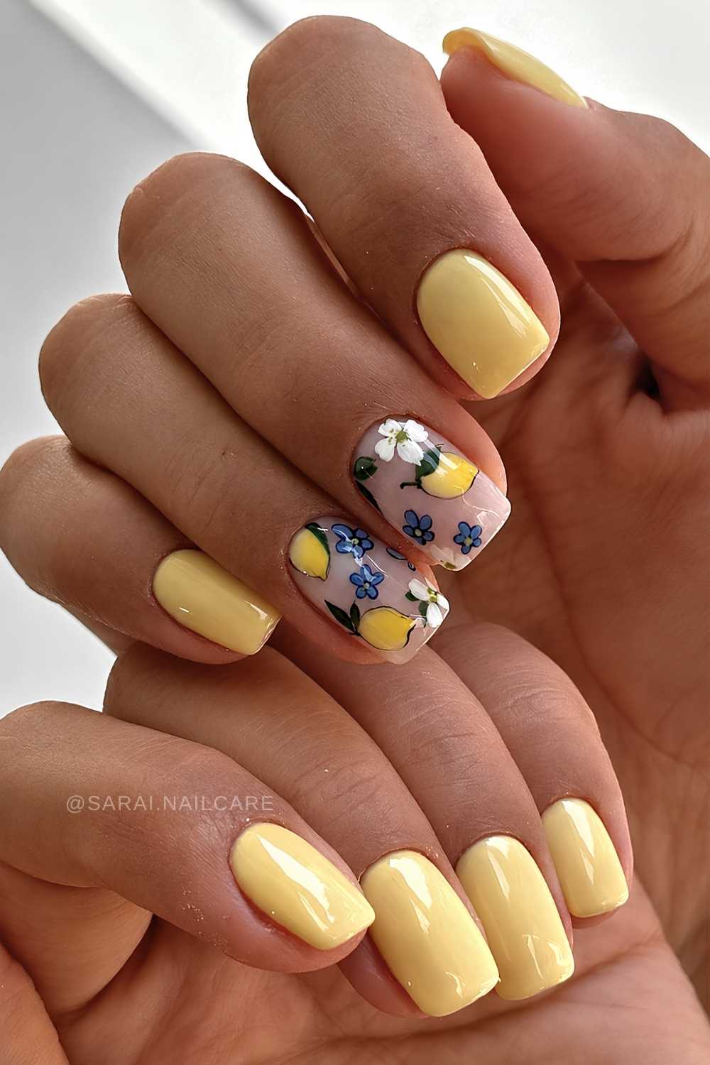Kurze gelbe Naegel mit Zitronen und Blumen
