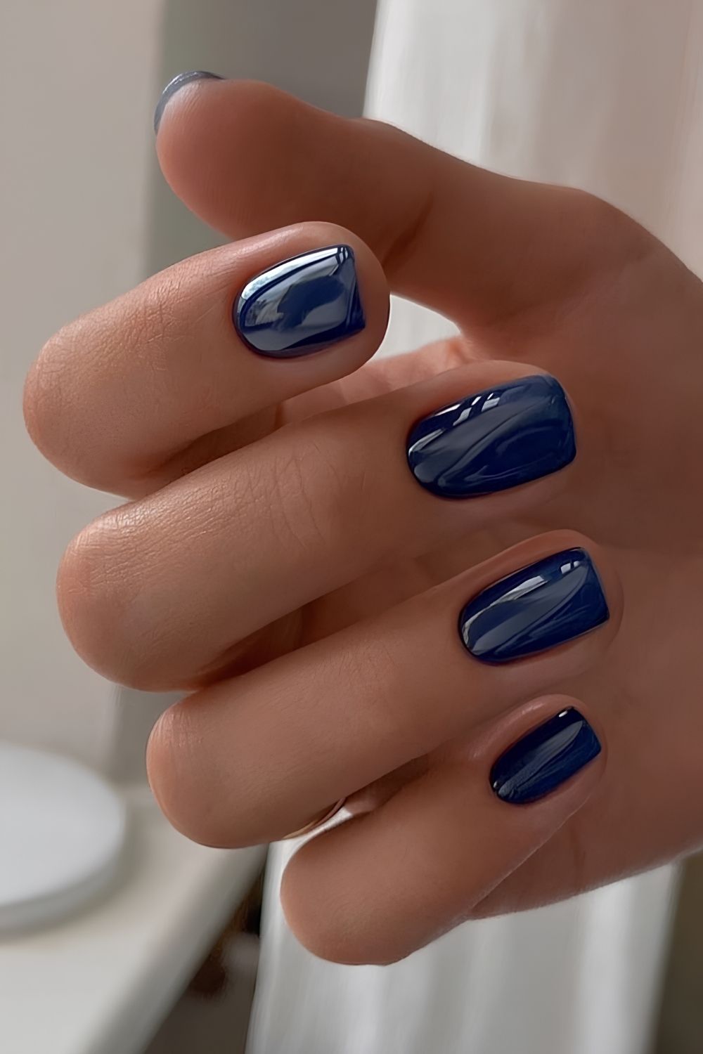 Kurze glaenzende dunkelblaue Naegel