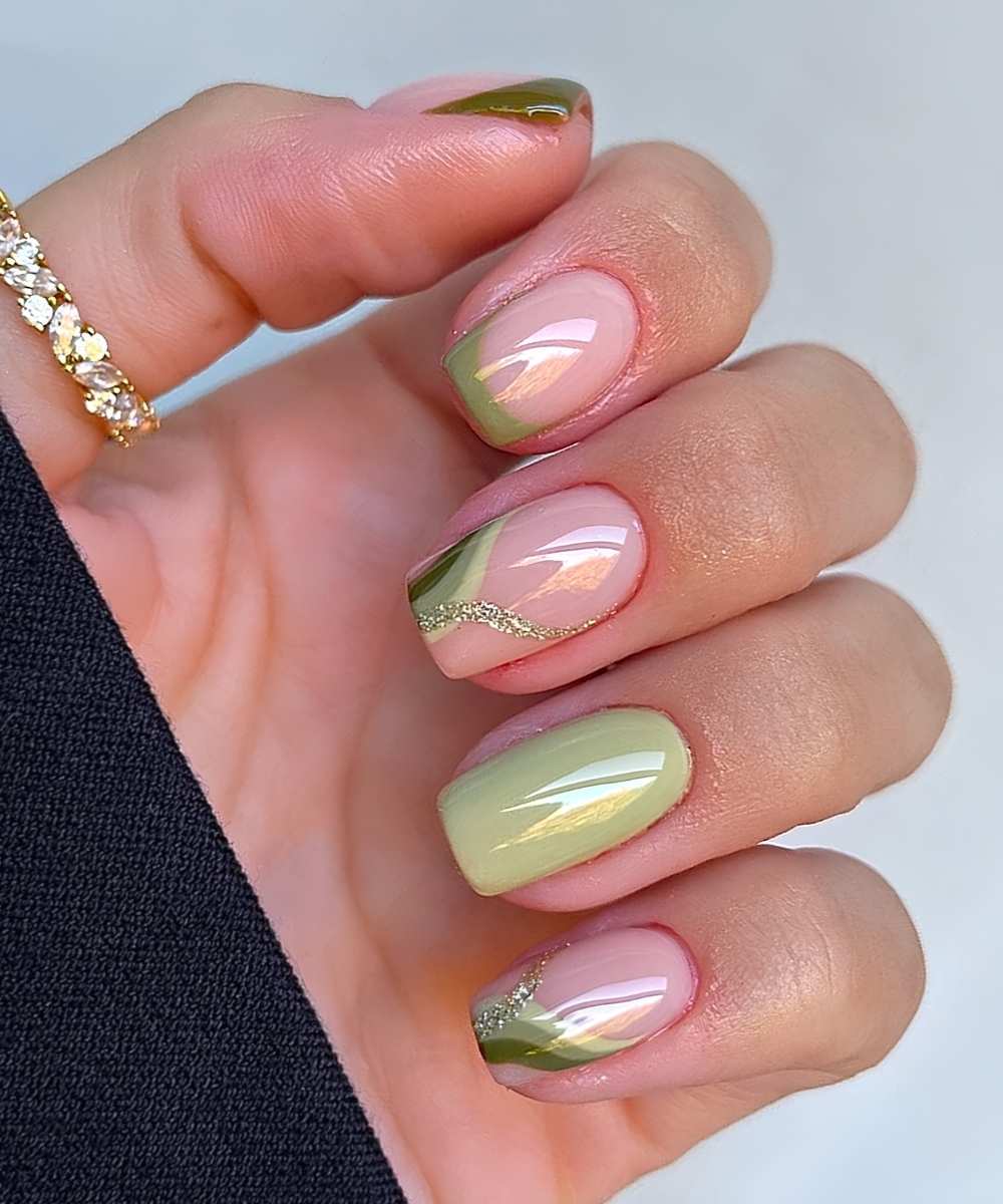 Kurze gruene Nagel mit Glitzer und Linien