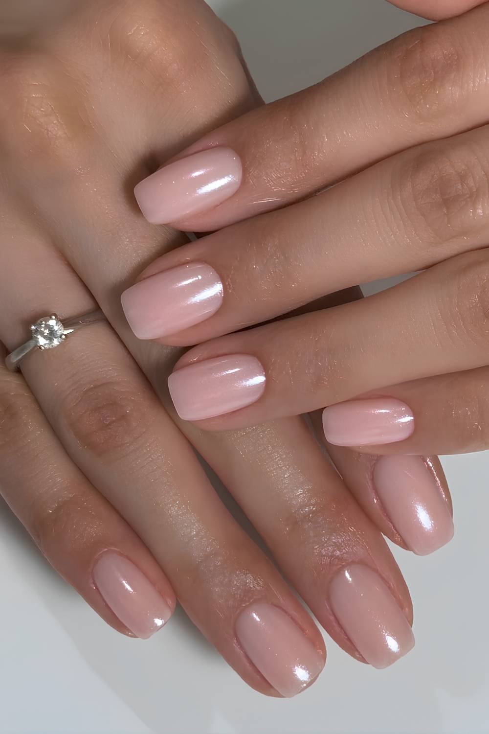 Kurze hellrosa Chrome Manikuere