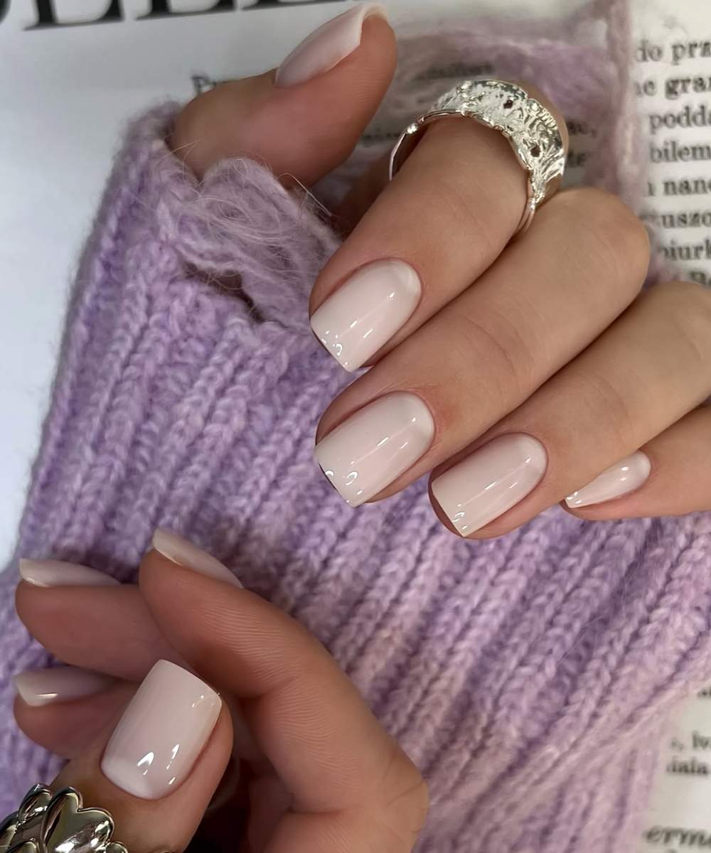 Kurze milchig weisse Nagel mit Half Moon Design