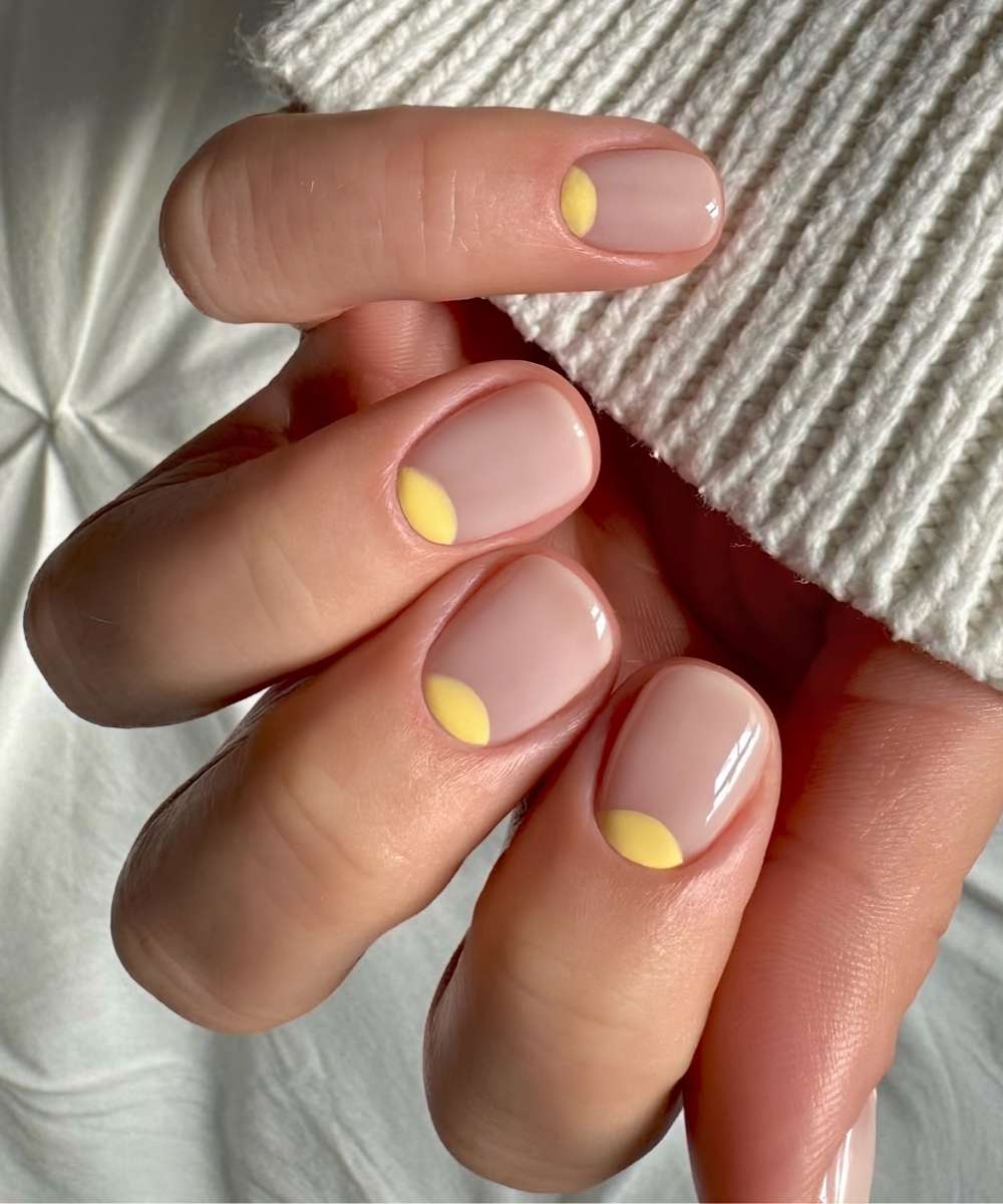 Kurze neutrale Nagel mit gelben Half Moon Details