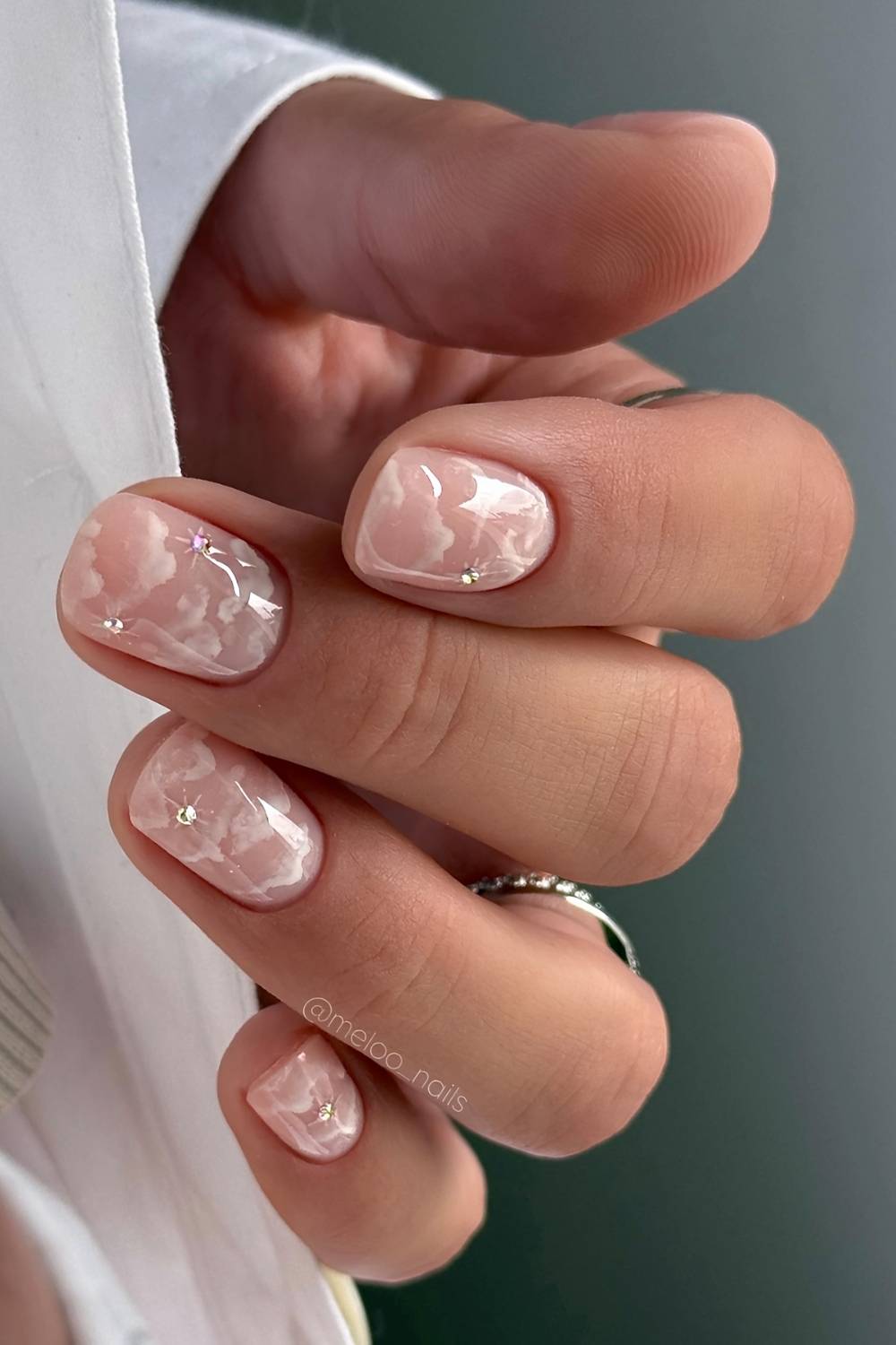 Kurze transparente Naegel mit Wolken und Himmelsmotiv