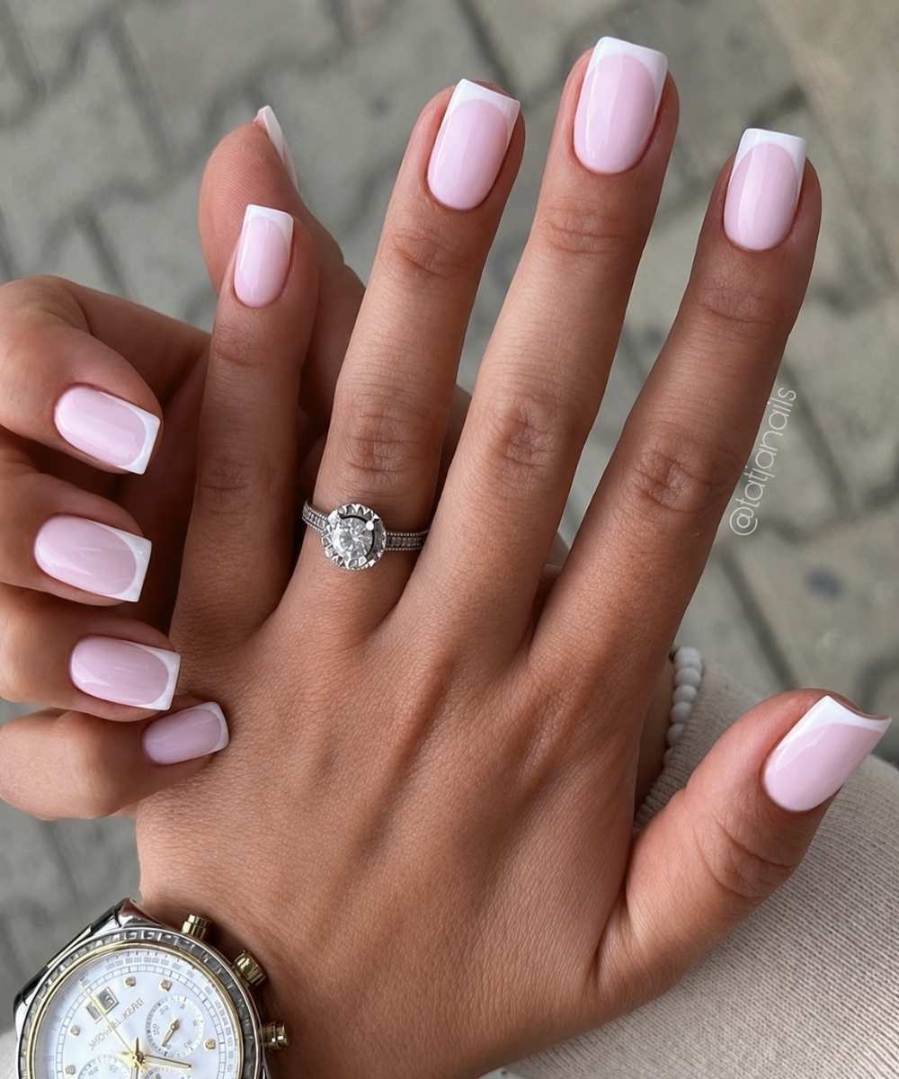 Kurze weisse French auf pinker Base