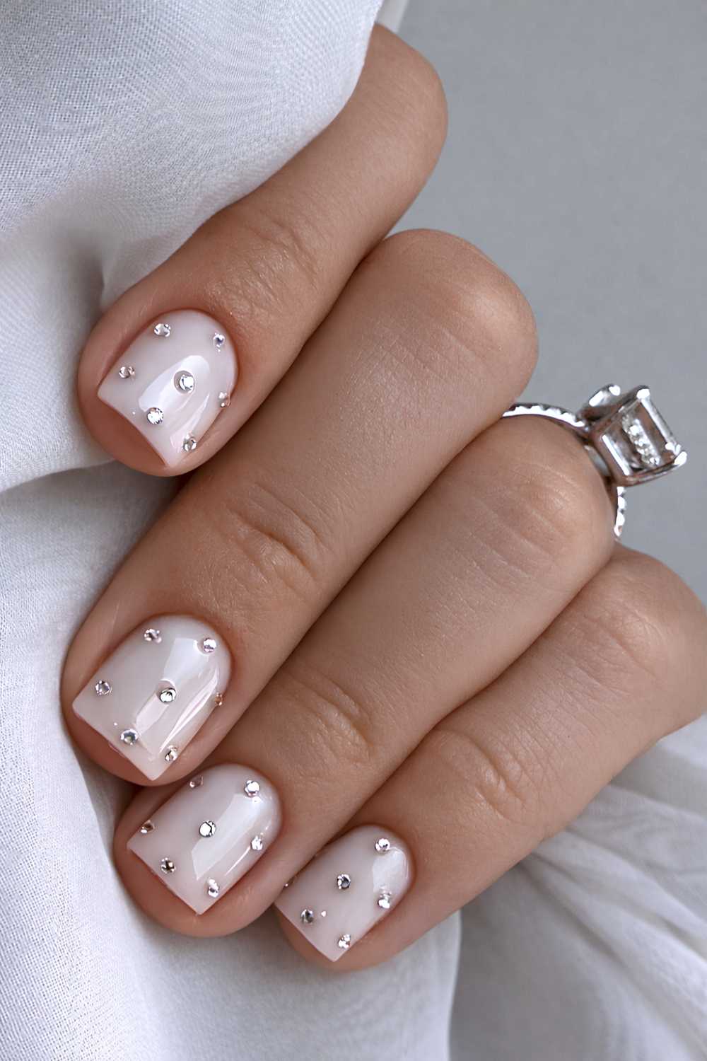 Kurze weisse Naegel mit Strass