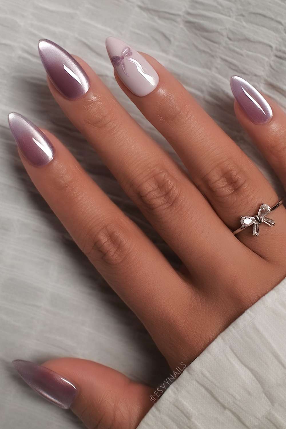 Lila Cat Eye Naegel mit Schleifen